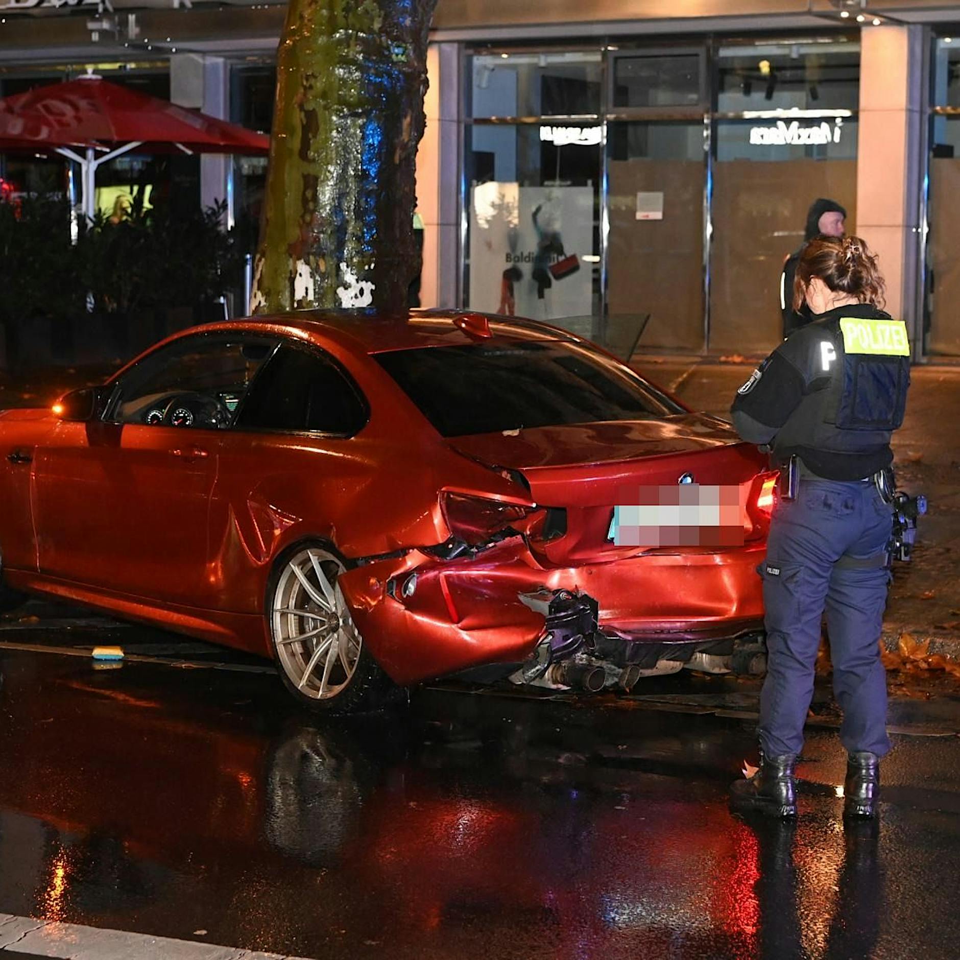 Unfall auf dem Berliner Kurfürstendamm: BMW-Fahrer kracht mit Auto gegen Baum, Unfallflucht