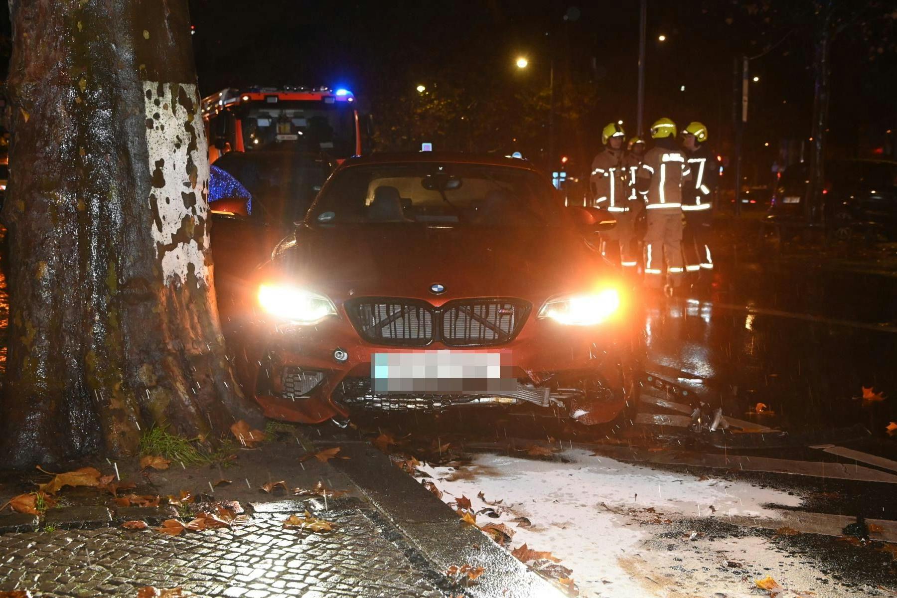 Bindemittel wurde von der Feuerwehr am Unfallort verteilt.