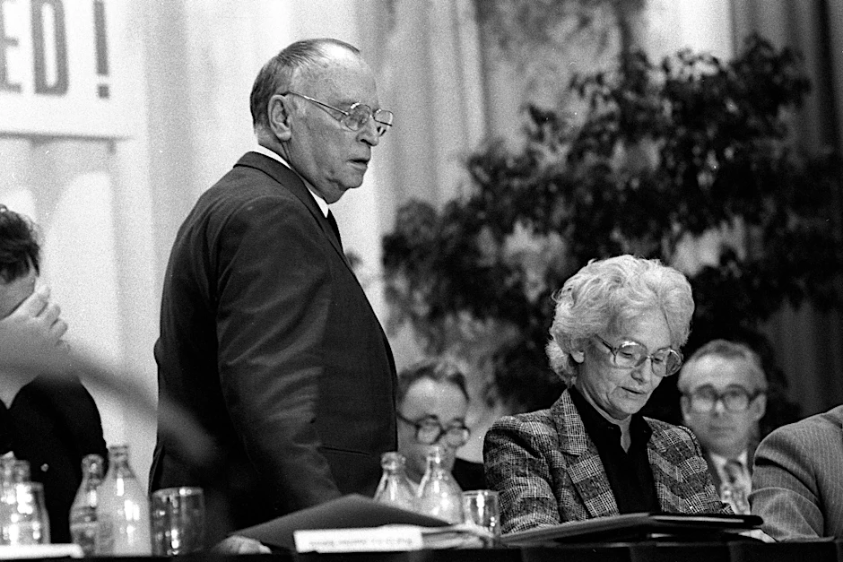 Kurt Hager (SED) hier mit Margot Honecker, Ministerin für Volksbildung, anlässlich der Pädagogen Konferenz in Erfurt 1984.