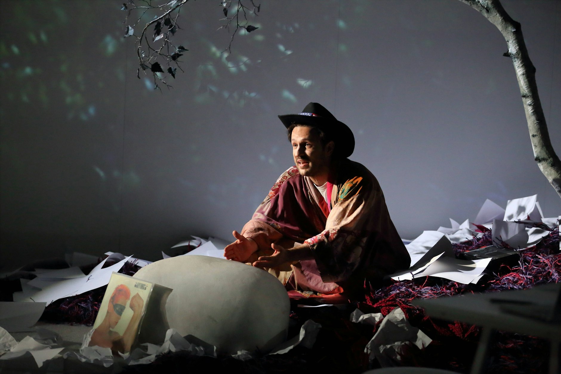 Der Schauspieler Dimitrij Schaad verwandelt sich in dem autofiktionalen Monolog „The Silence“ in den Regisseur und Autor Falk Richter.