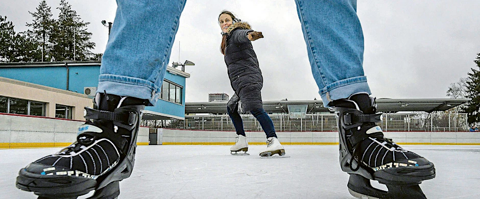 Ein Foto aus besseren Zeiten, als das Eisstadion Neukölln noch geöffnet war.