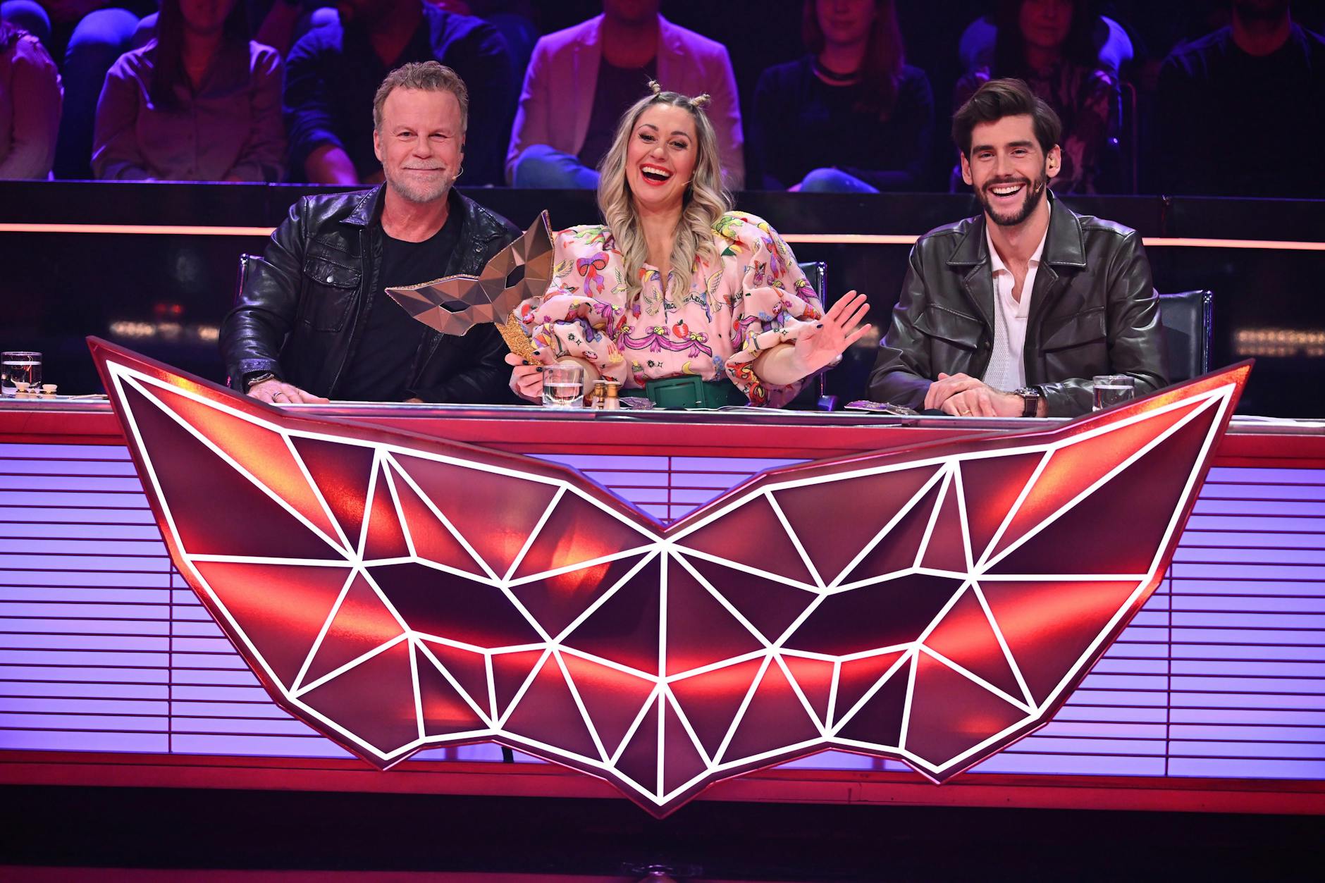 Das Rateteam der 1. Live-Show von „The Masked Singer“: Jenke von Wilmsdorff (links), Ruth Moschner und Alvaro Soler