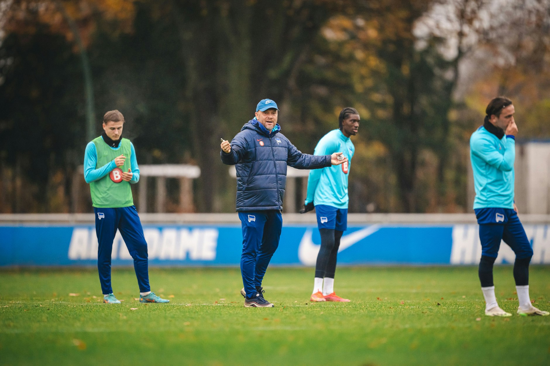 Cheftrainer Pal Dardai muss bis Donnerstag warten, bis er alle Spieler vor dem Spiel in Hannover wieder an Bord hat.