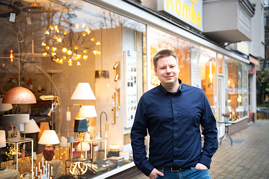 Fabian Grünberger vor seinem Betrieb in Lichterfelde.