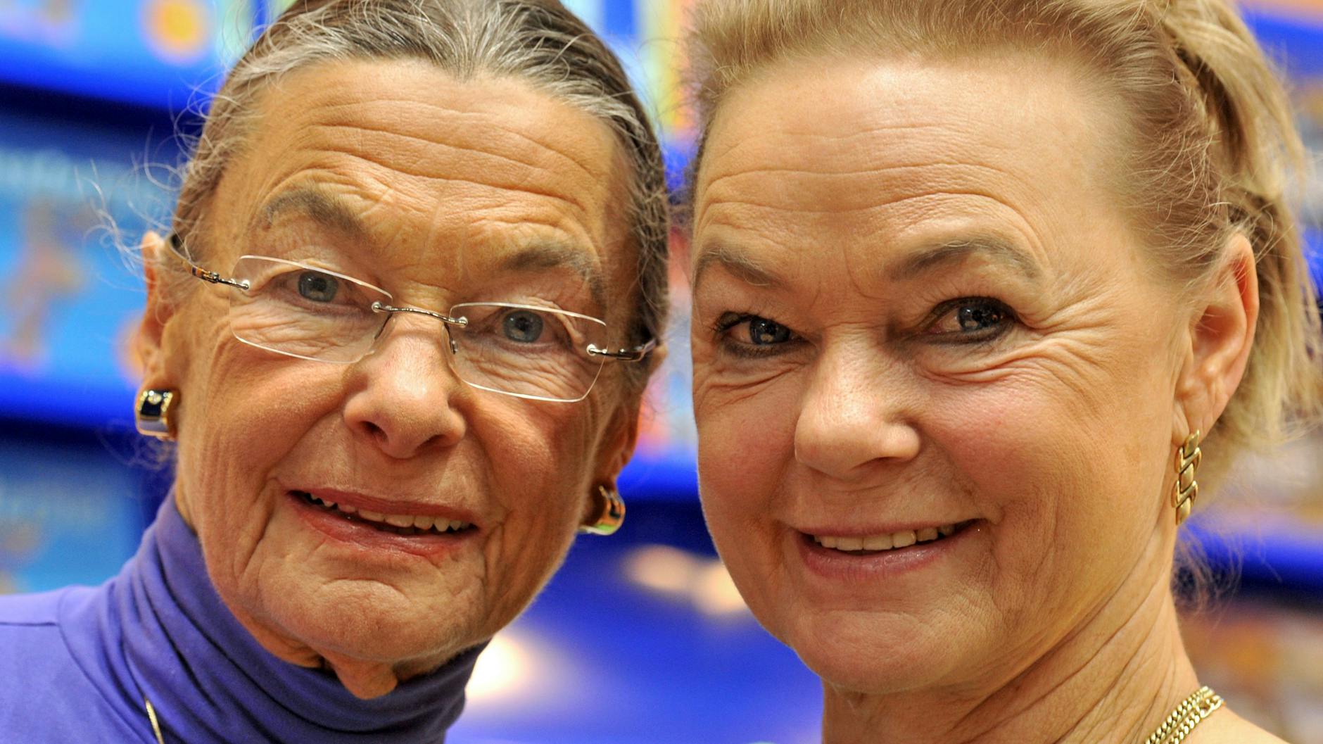 Die Eiskunstlauftrainerin Jutta Müller (l.) und ihre Tochter, die ehemalige Eiskunstläuferin Gaby Seifert, treffen sich auf der Leipziger Buchmesse. 