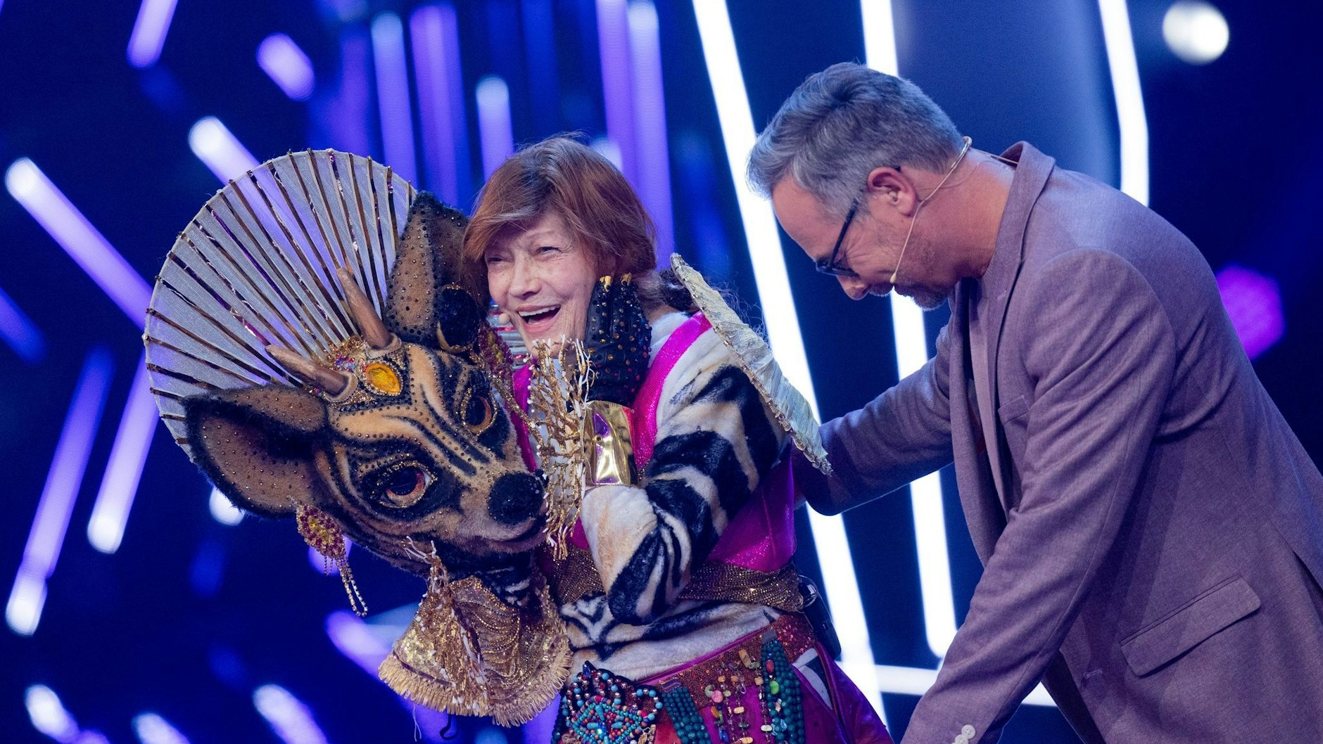 In der ersten Folge von Masked Singer wurde bereits das Okapi demaskiert - darunter steckte Schlager-Star Katja Ebstein.