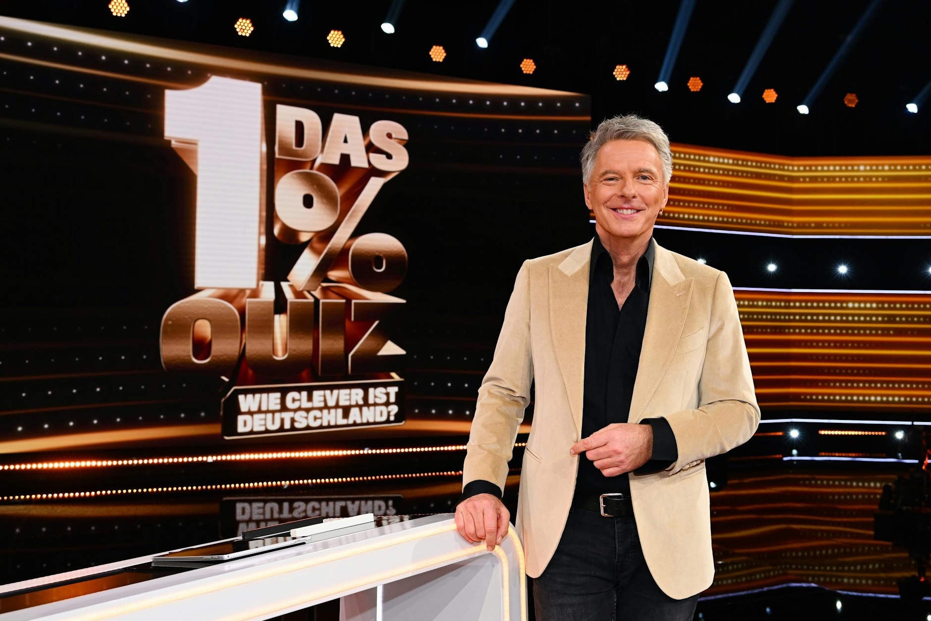 Jörg Pilawa moderiert das „1 % Quiz“ beim Sender Sat.1 - hier müssen schwierige Knobelaufgaben beantwortet werden.