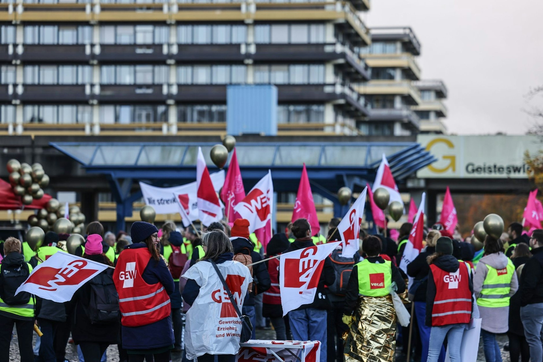 Mitarbeiter der Ruhr-Universität Bochum versammeln sich zu einem Warnstreik auf dem Campus.  