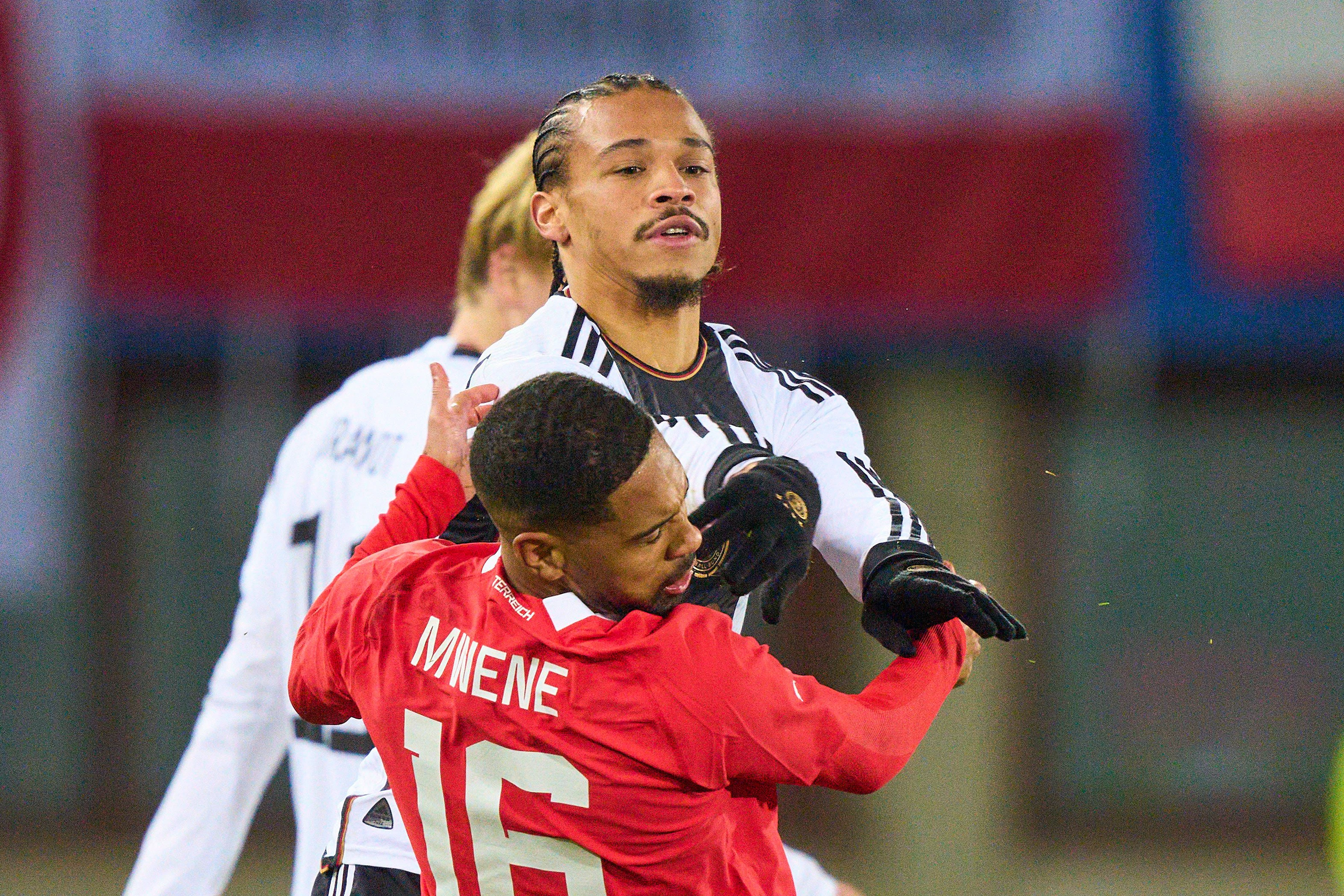 Leroy Sané lässt sich zu einem Frust-Foul hinreißen, sieht dafür die Rote Karte.