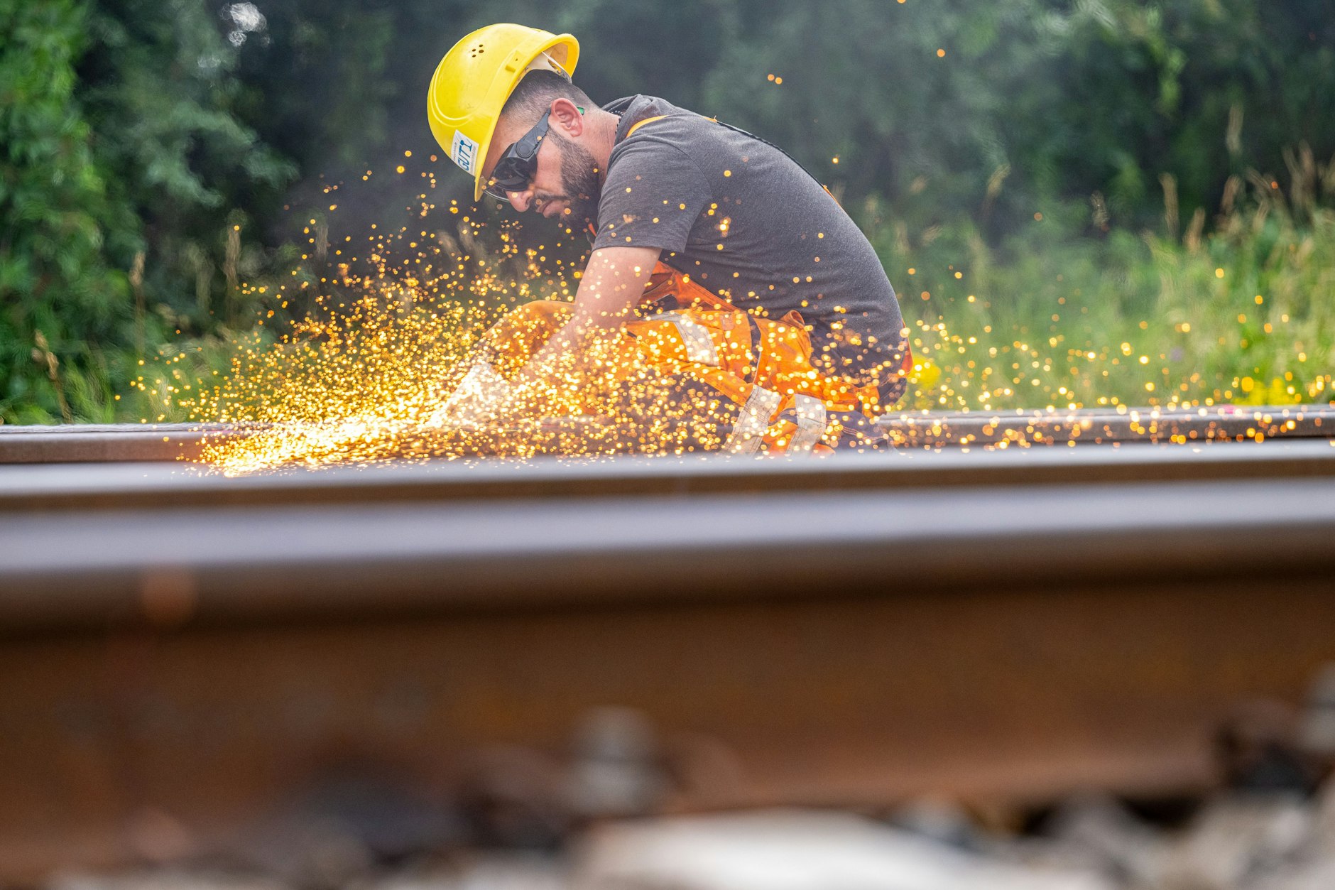 Ein Bahnmitarbeiter trennt mit einem Schweißbrenner Bahngleise. Die Sanierung von vielen Bahnstrecken ist gefährdet.