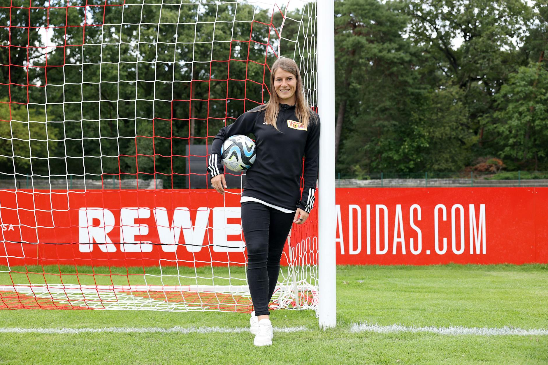 Marie-Louise Eta, Co-Trainerin beim 1. FC Union, hat mehrfach und eindrucksvoll bewiesen, dass sie den Fußball versteht und ein Spiel lesen kann. 