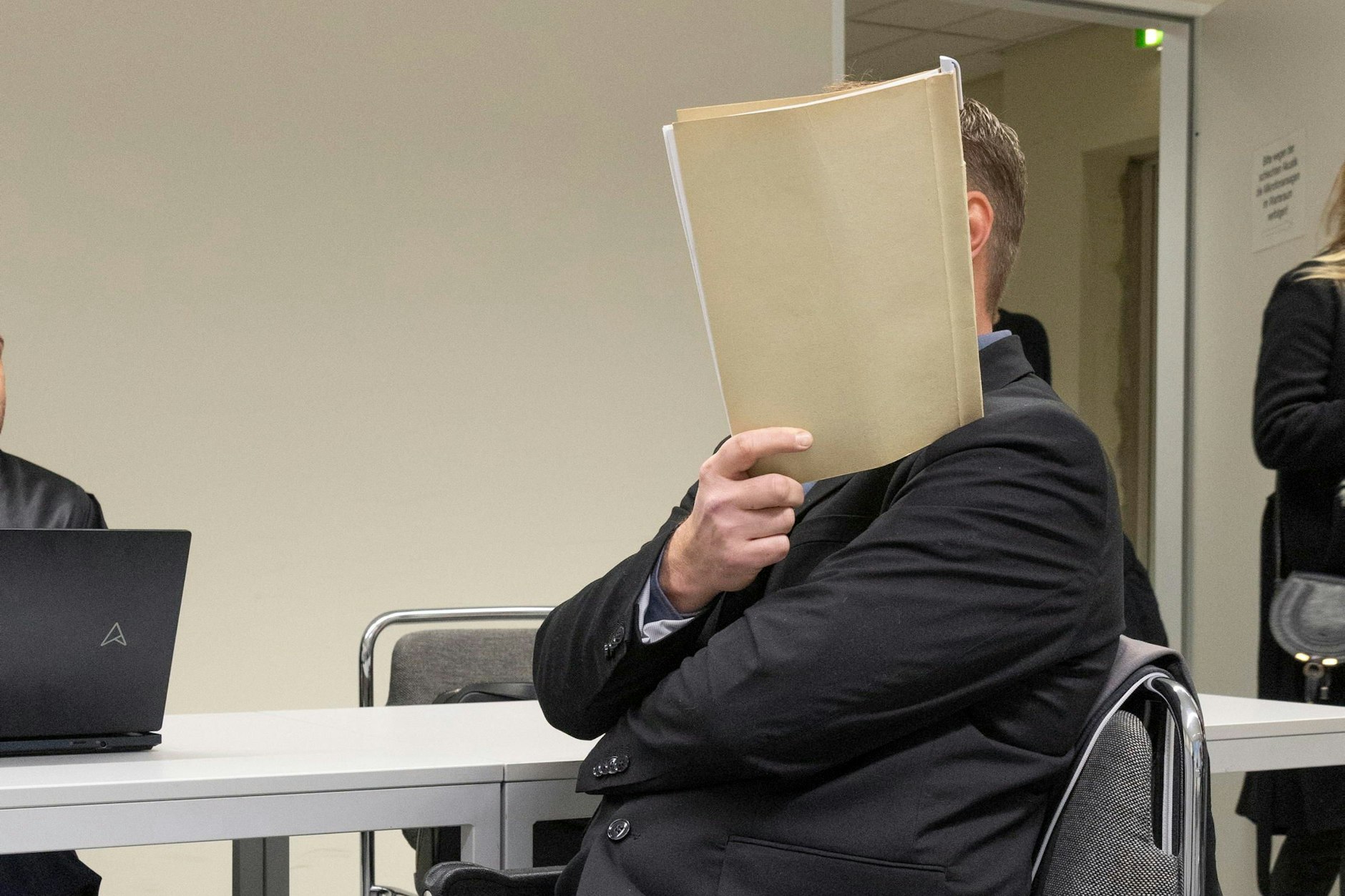 Der Polizeibeamte Dennis F. sagt, er wollte nur einen Straftäter aufhalten.