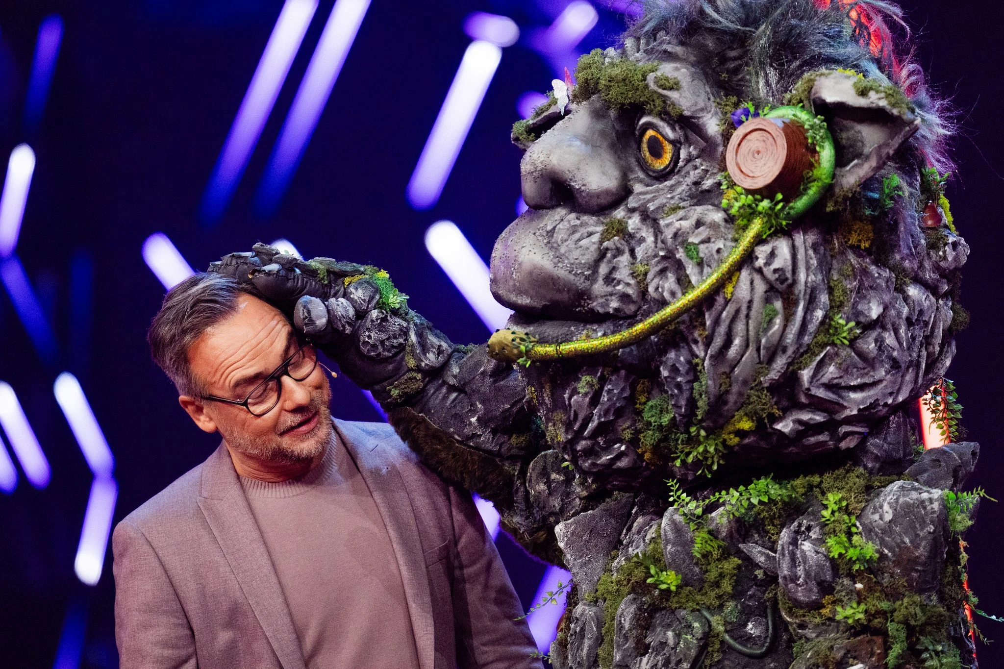 Die Figur «Der Troll» herzt den  Moderator Matthias Opdenhövel.  