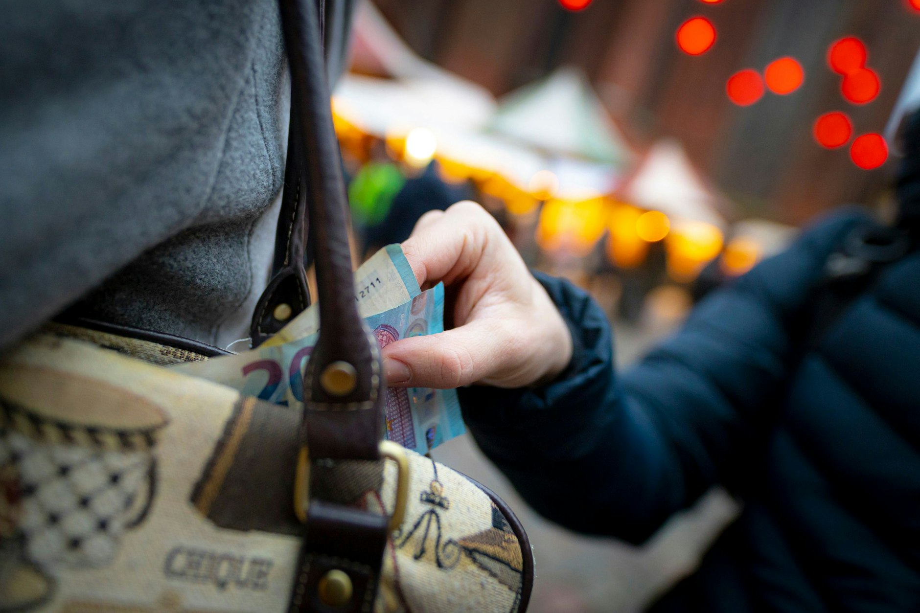 Achten Sie darauf, dass Ihre Handtasche immer geschlossen ist. Taschendiebe sind schnell und trickreich. 