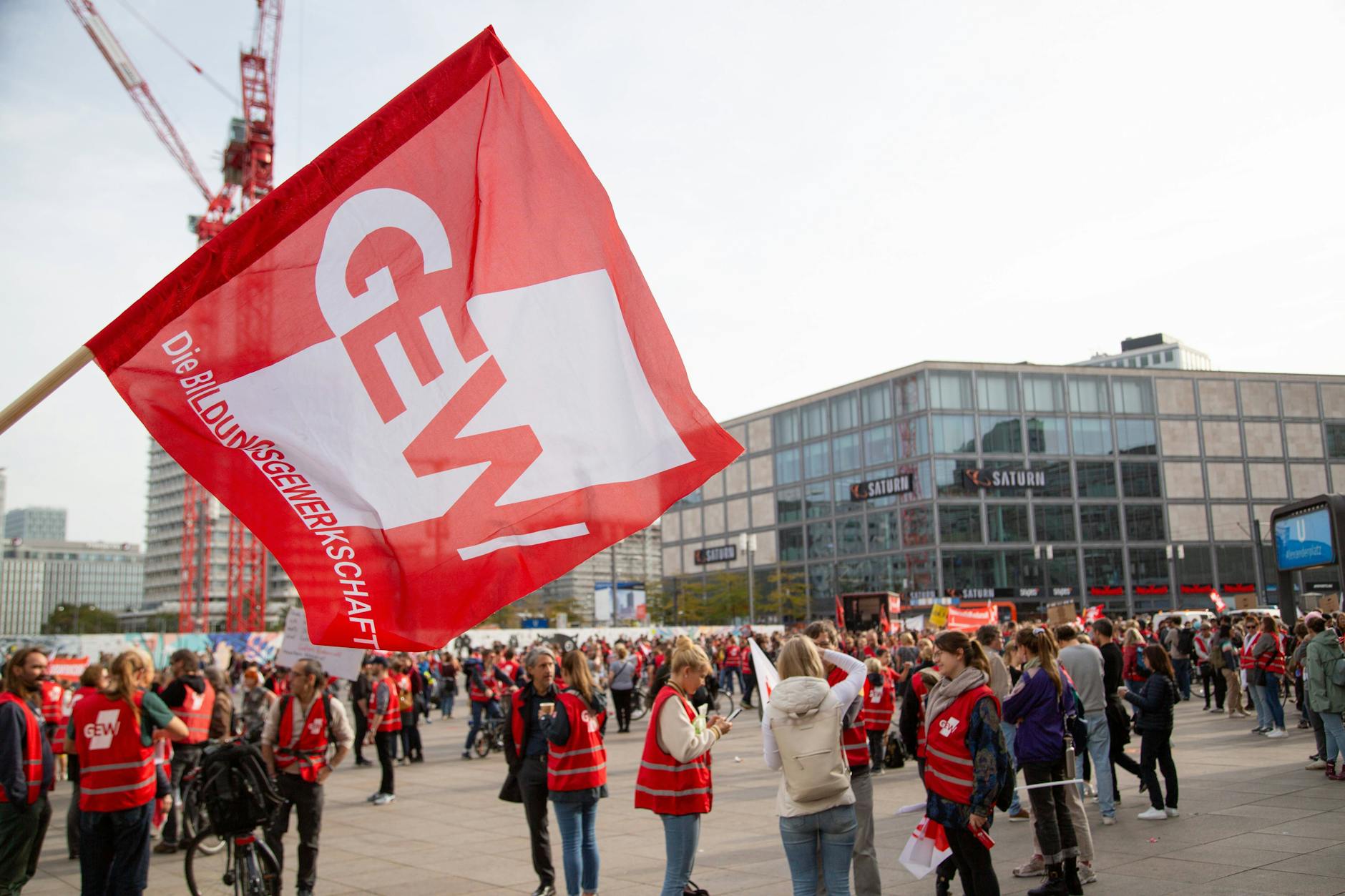Die Beschäftigten der Stadtstaaten Bremen, Hamburg und Berlin fordern eine Zulage von 300 Euro mehr im Monat. Parallel zum Warnstreik findet eine Demonstration der Gewerkschaften statt.