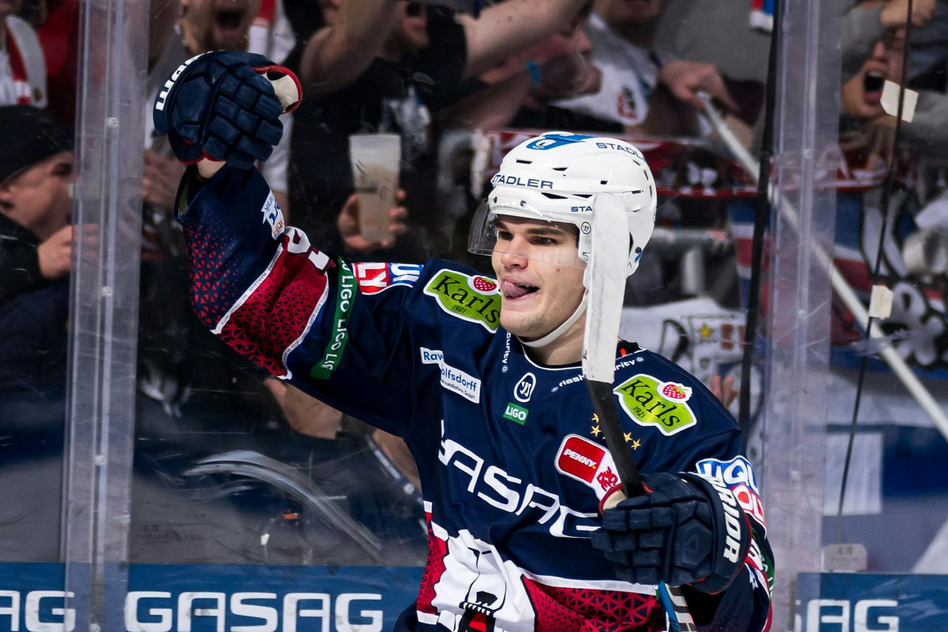 Zunge raus und losgejubelt: Maximilian Heim feiert sein erstes Tor gegen die Grizzlys Wolfsburg.