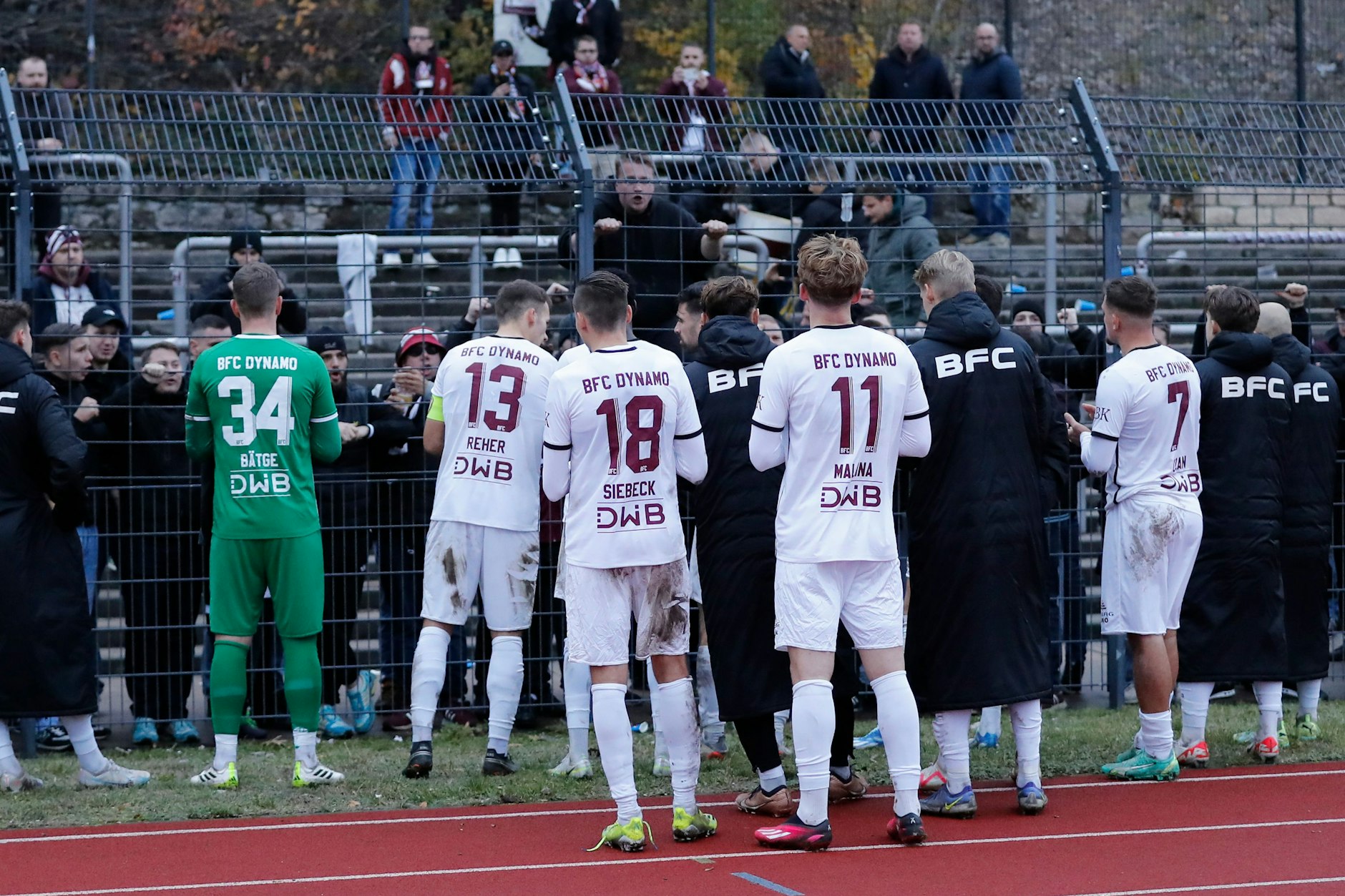 Jubeln am Zaun mit den Fans? Zurzeit müssen sich die Spieler des BFC Dynamo wie hier nach dem 1:2 beim BAK eher anhören, was ihren Anhängern nicht gefällt.