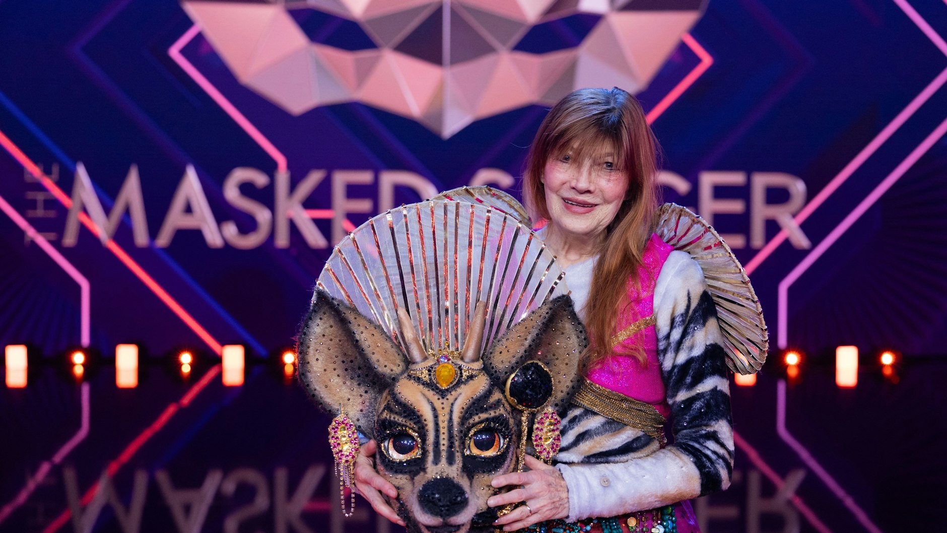 Katja Ebstein musste „Masked Singer “verlassen - sie steckte im Kostüm des Okapi.
