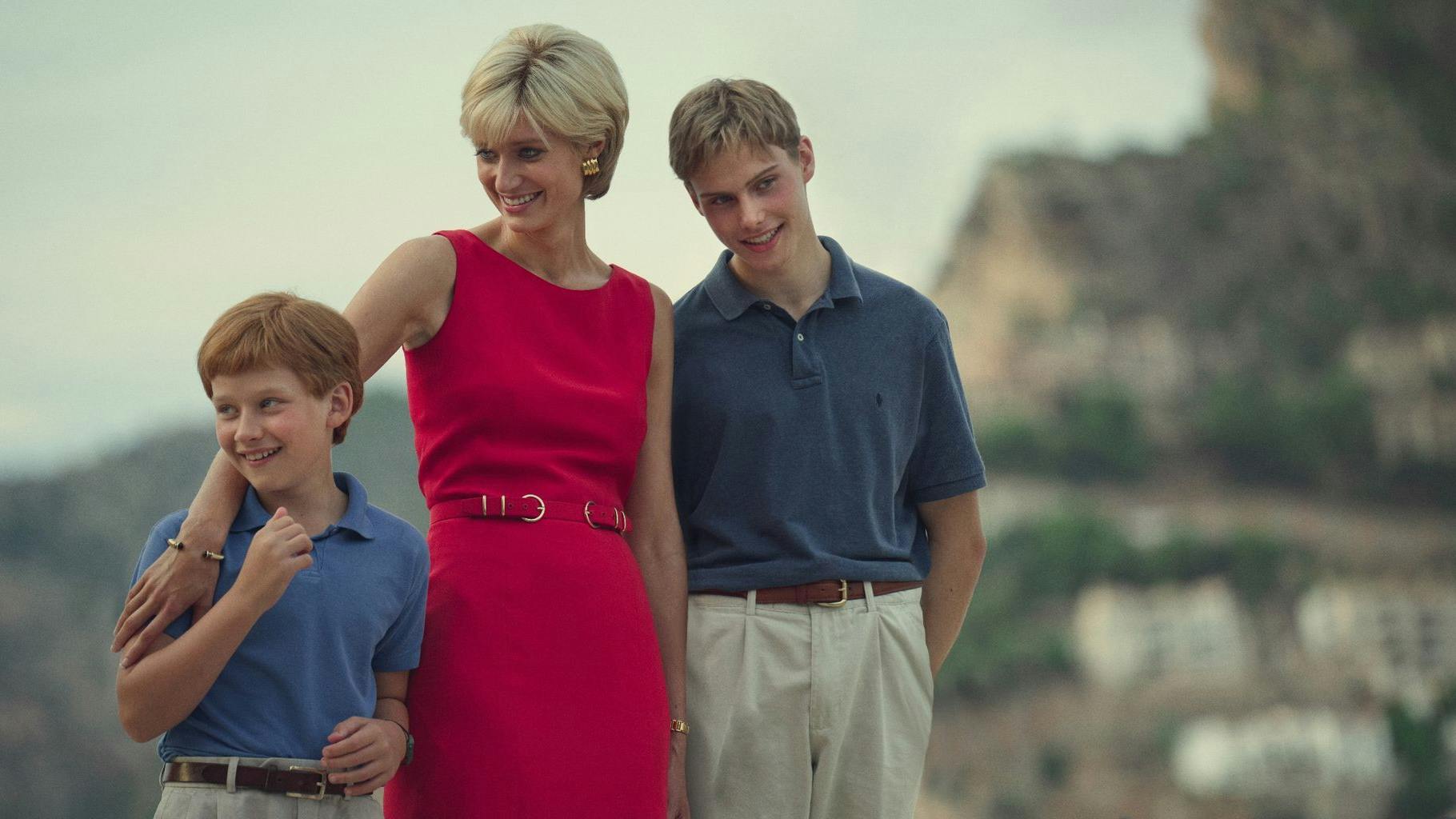 Elizabeth Debicki als Lady Diana und liebende Mutter ihrer Söhne William (Rufus Kampa) und Harry (Fflyn Edwards) in „The Crown“