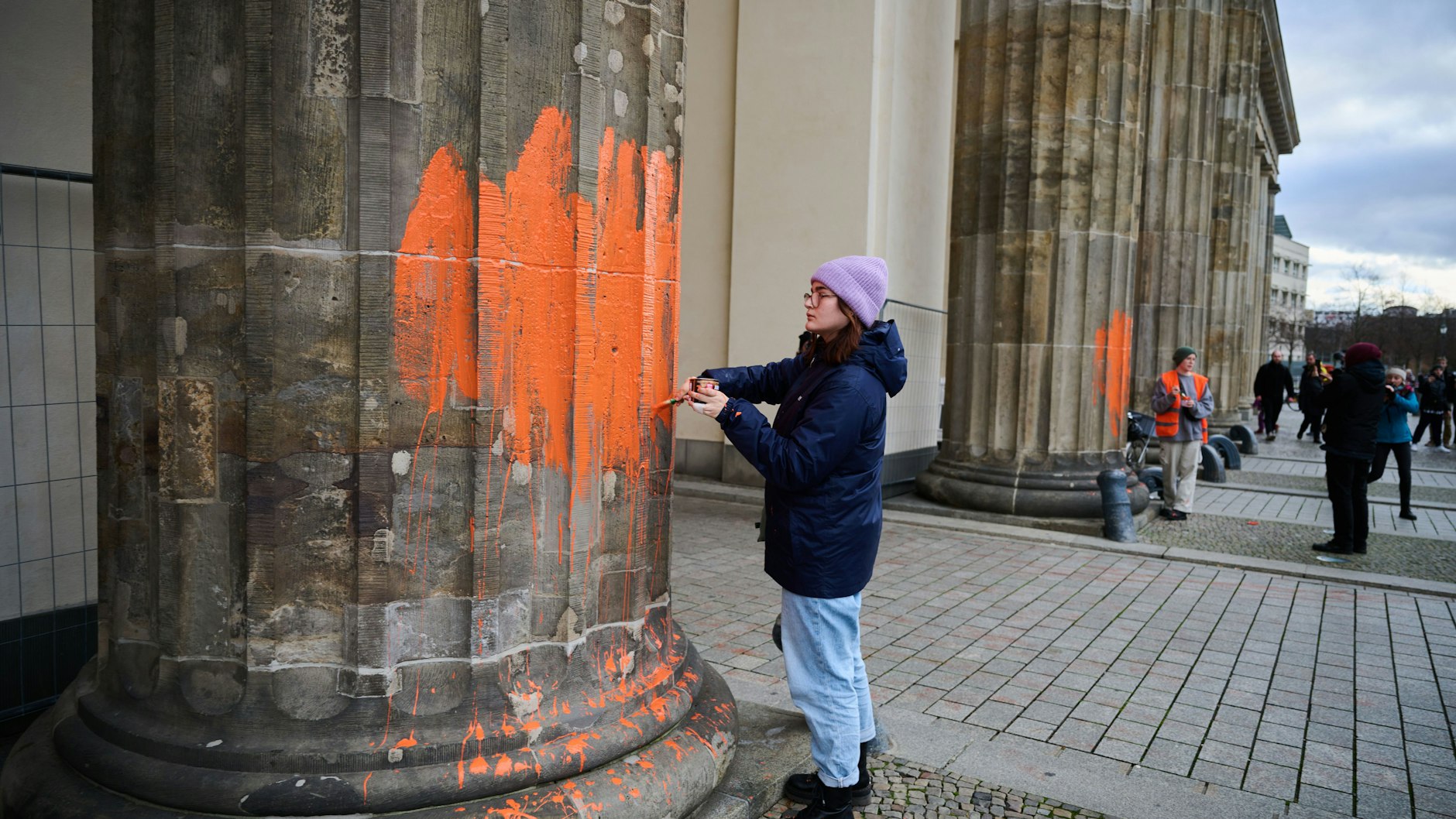 Nachdem sie vergangene Woche erneut das Brandenburger Tor beschmiert haben, planen die Klimaaktivisten diesen Samstag ganz in der Nähe eine Massenbesetzung der Straße des 17. Juni.