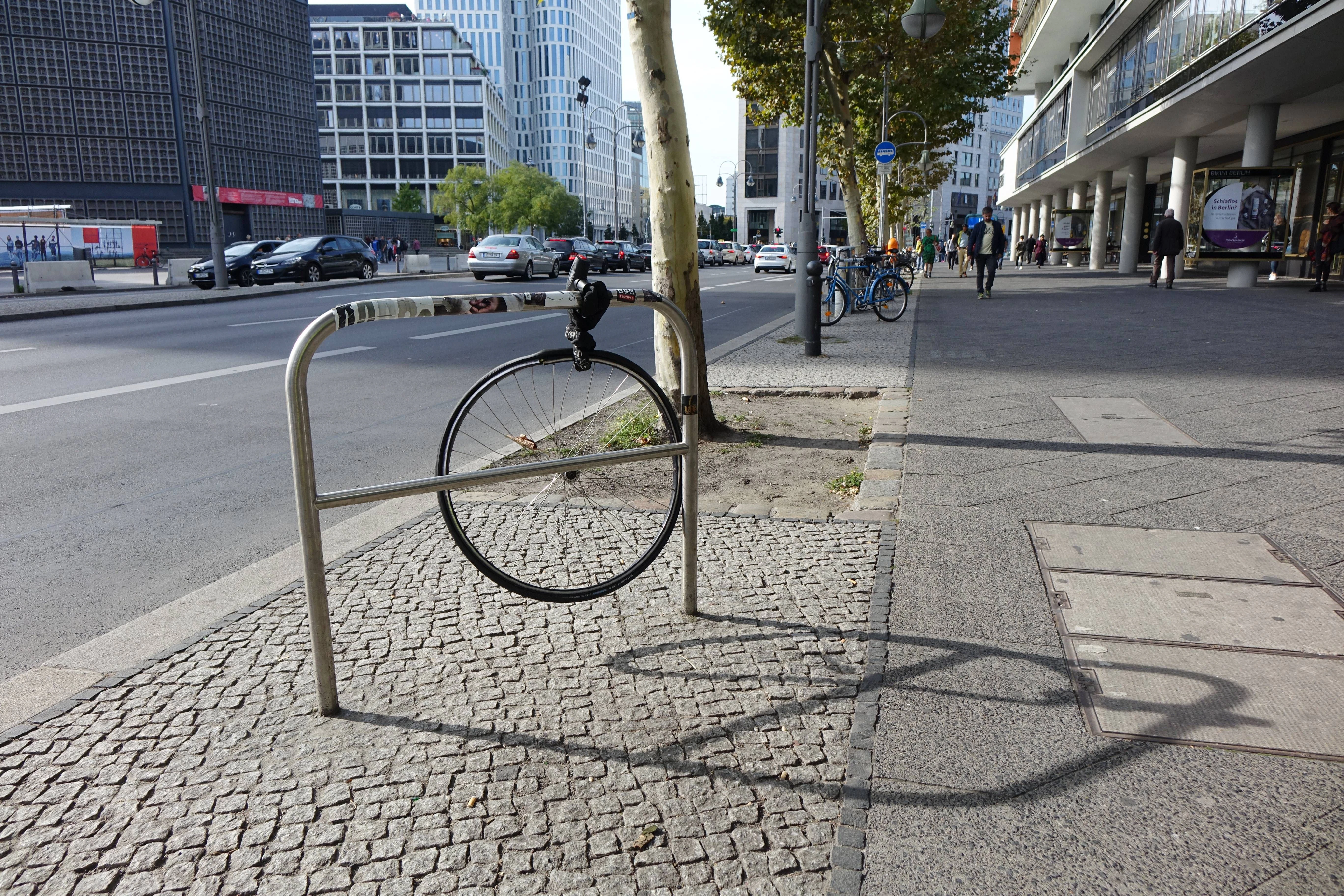 Passiert nicht nur in Charlottenburg: Diebe haben das Rad abmontiert und den Rest mitgenommen. Daher raten Fachleute, den Rahmen anzuschließen.