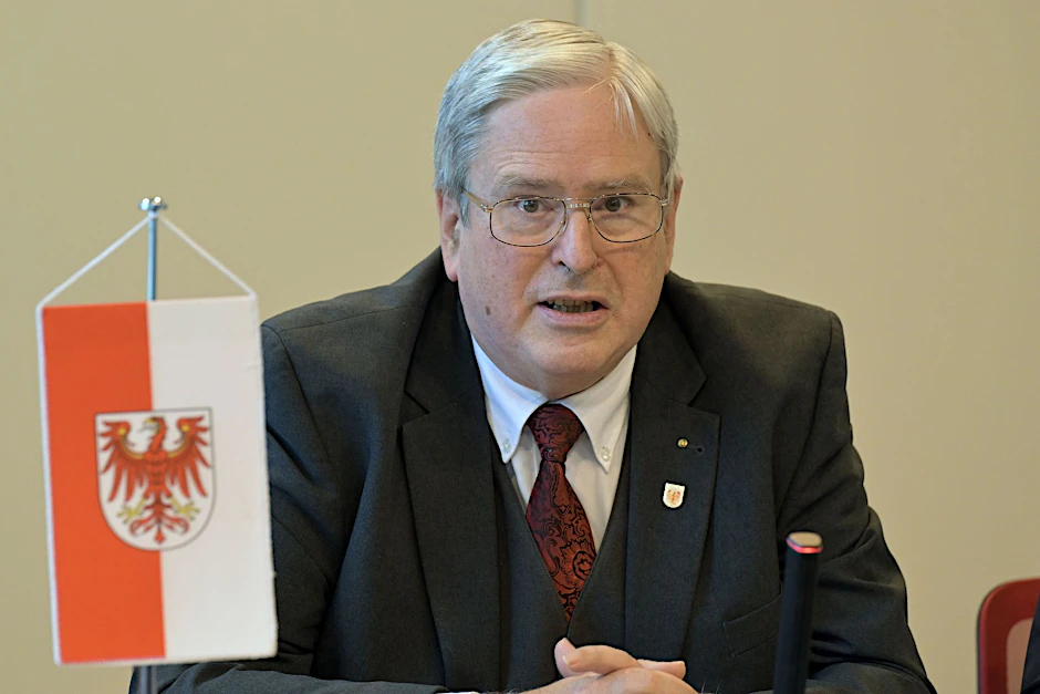 ARCHIV - Brandenburgs Arbeitsminister Jörg Steinbach (SPD) spricht während der Pressekonferenz.  