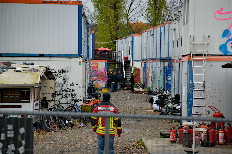 Etwa 20 Einsatzkräfte waren am Dienstagmorgen im Trailerpark.