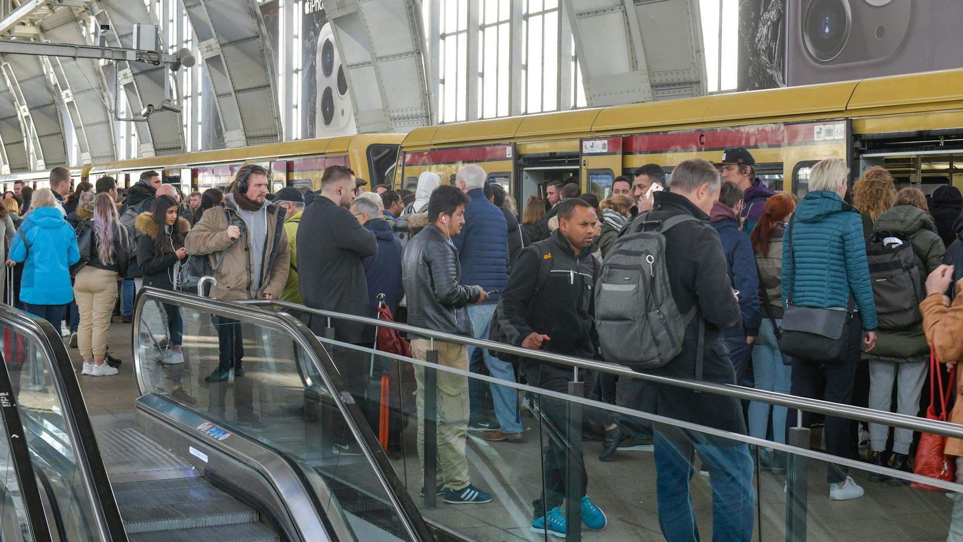 Ein voller S-Bahn-Steig in Berlin. Dieser Anblick dürfte die Fahrgäste 2024 deutlich seltener erwarten.