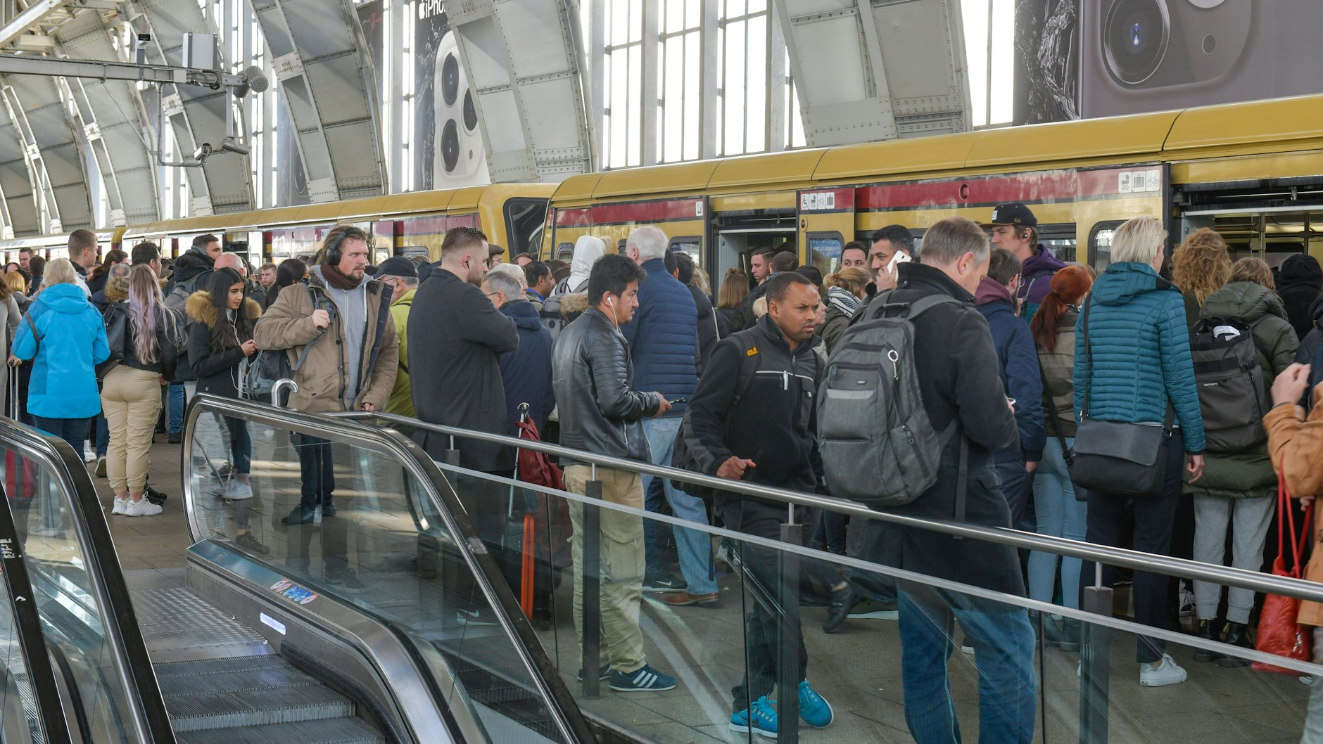 Ein voller S-Bahn-Steig in Berlin. Dieser Anblick dürfte die Fahrgäste 2024 deutlich seltener erwarten.