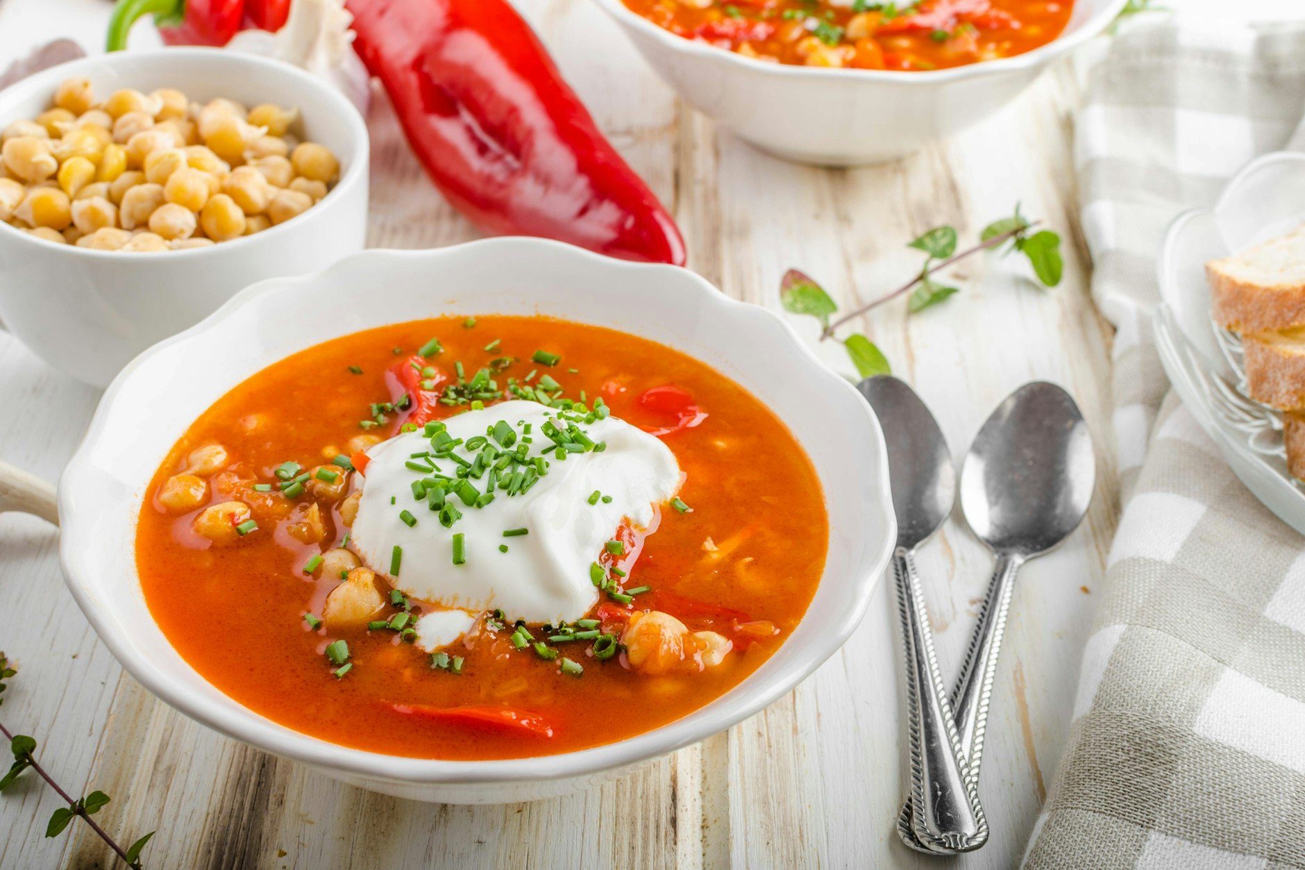 Kichererbsen-Eintopf gibt es in verschiedenen Varianten - in diesem Rezept lernen Sie eine davon kennen.