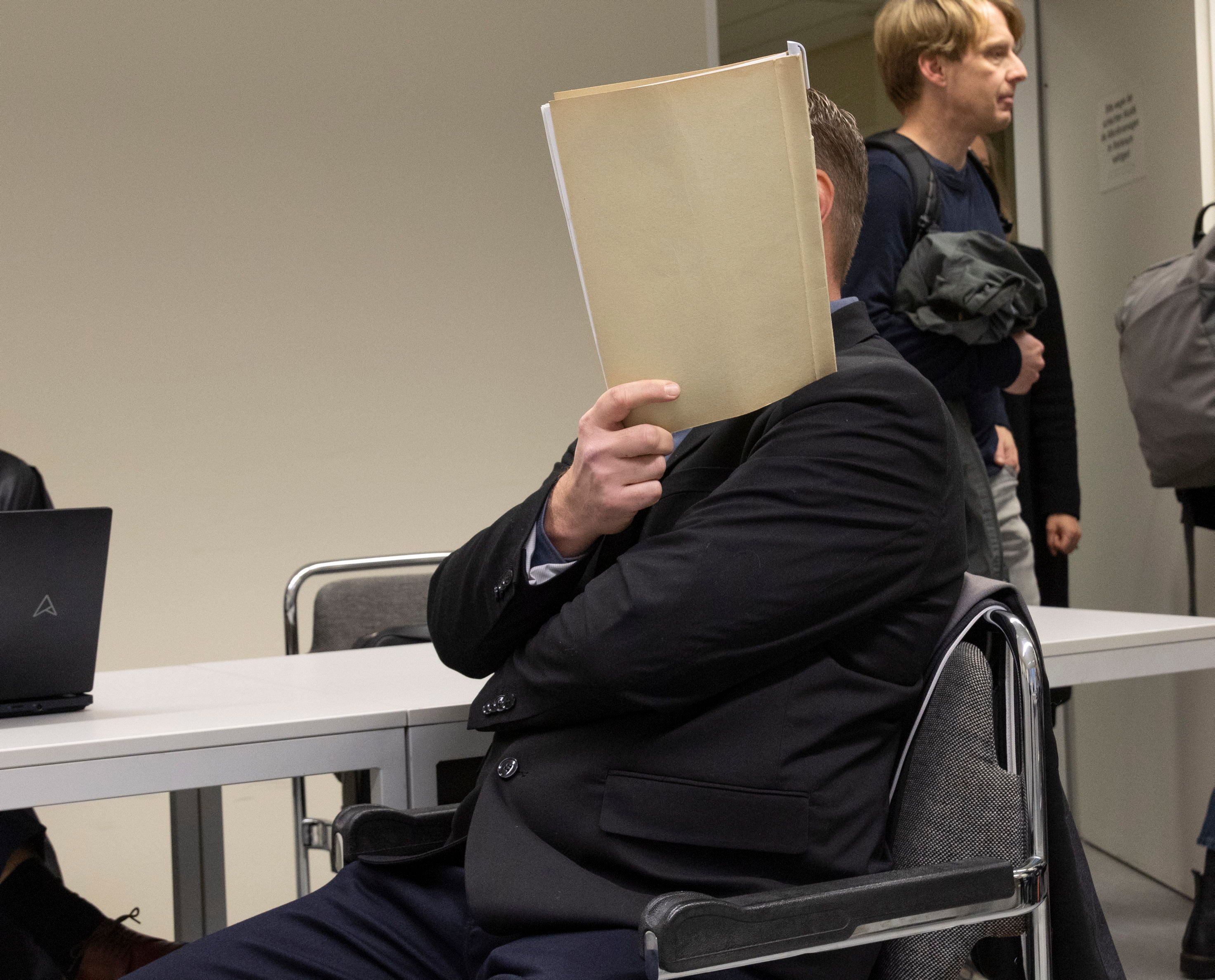 Polizist rammt Radfahrer mit dem Auto. Was das kostet? 14.000 Euro!