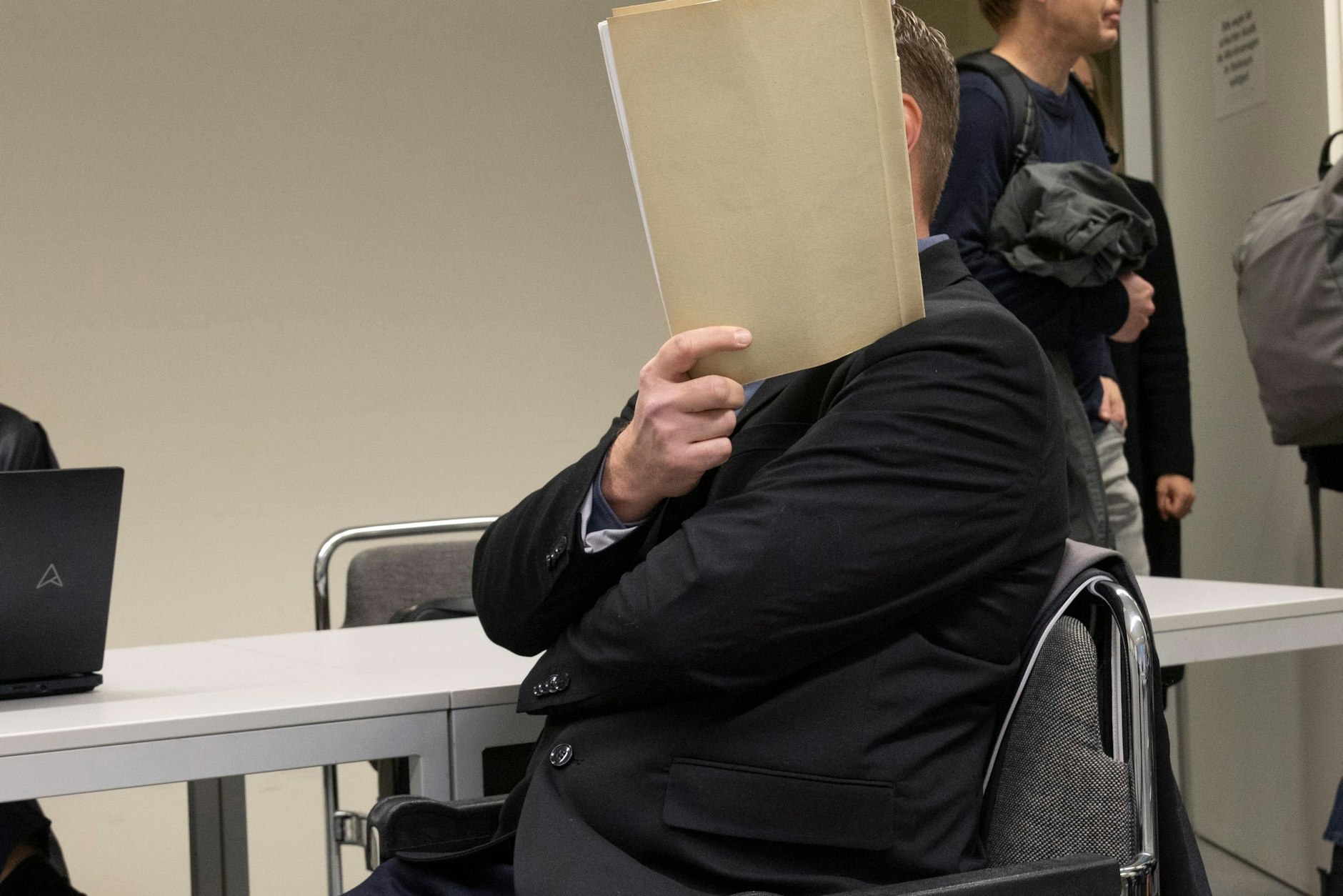 Der Polizist Dennis F. (45) wurde vom Gericht wegen Körperverletzung im Amt und gefährlichen Eingriffs in den Straßenverkehr verurteilt.