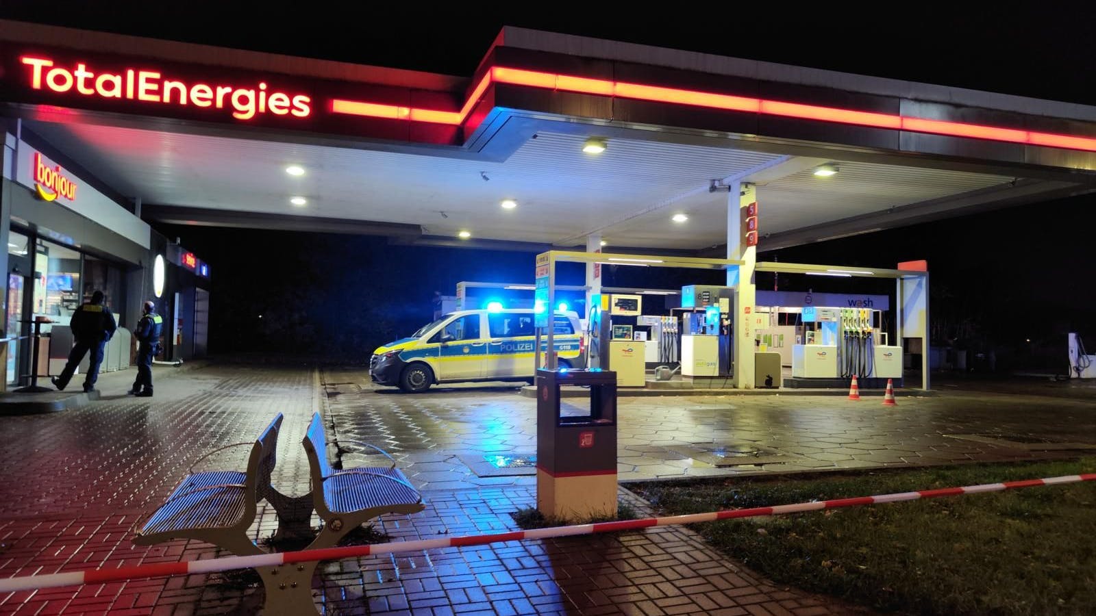 Eine Tankstelle mit vermeintlichem Bezug zum Messermord im Plänterwald wurde in der Nacht abgesperrt.