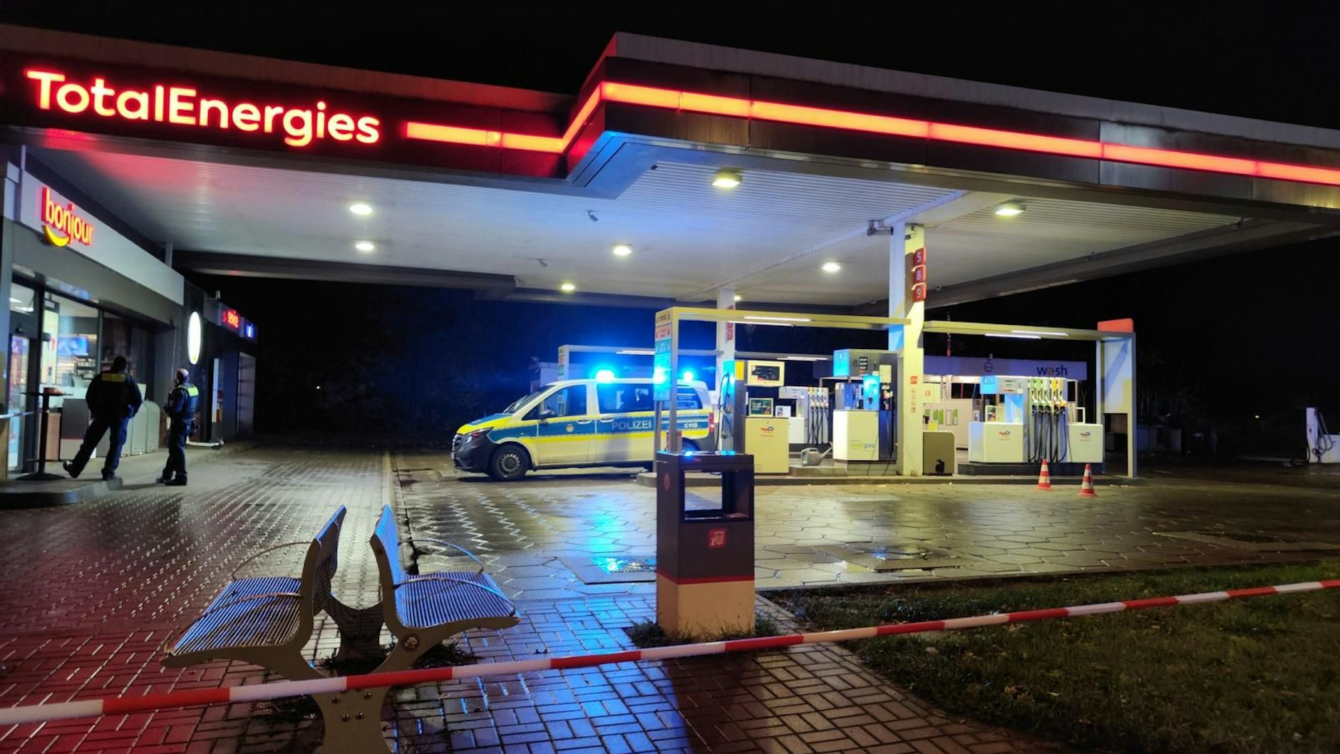 Eine Tankstelle mit vermeintlichem Bezug zum Messermord im Plänterwald wurde in der Nacht abgesperrt.