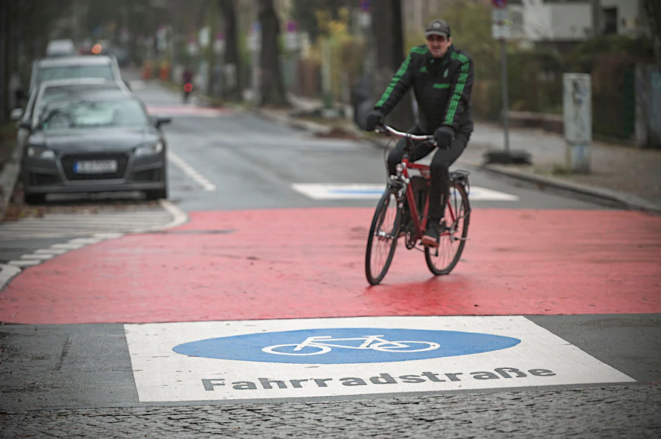 In der Handjerystraße gibt es Verkehrszeichen nun auch auf der Fahrbahn. Fahrradstraße heißt: Radfahrer haben Vorrang, sie dürfen nebeneinander fahren. Für Autos gilt Tempo 30.  
            
            