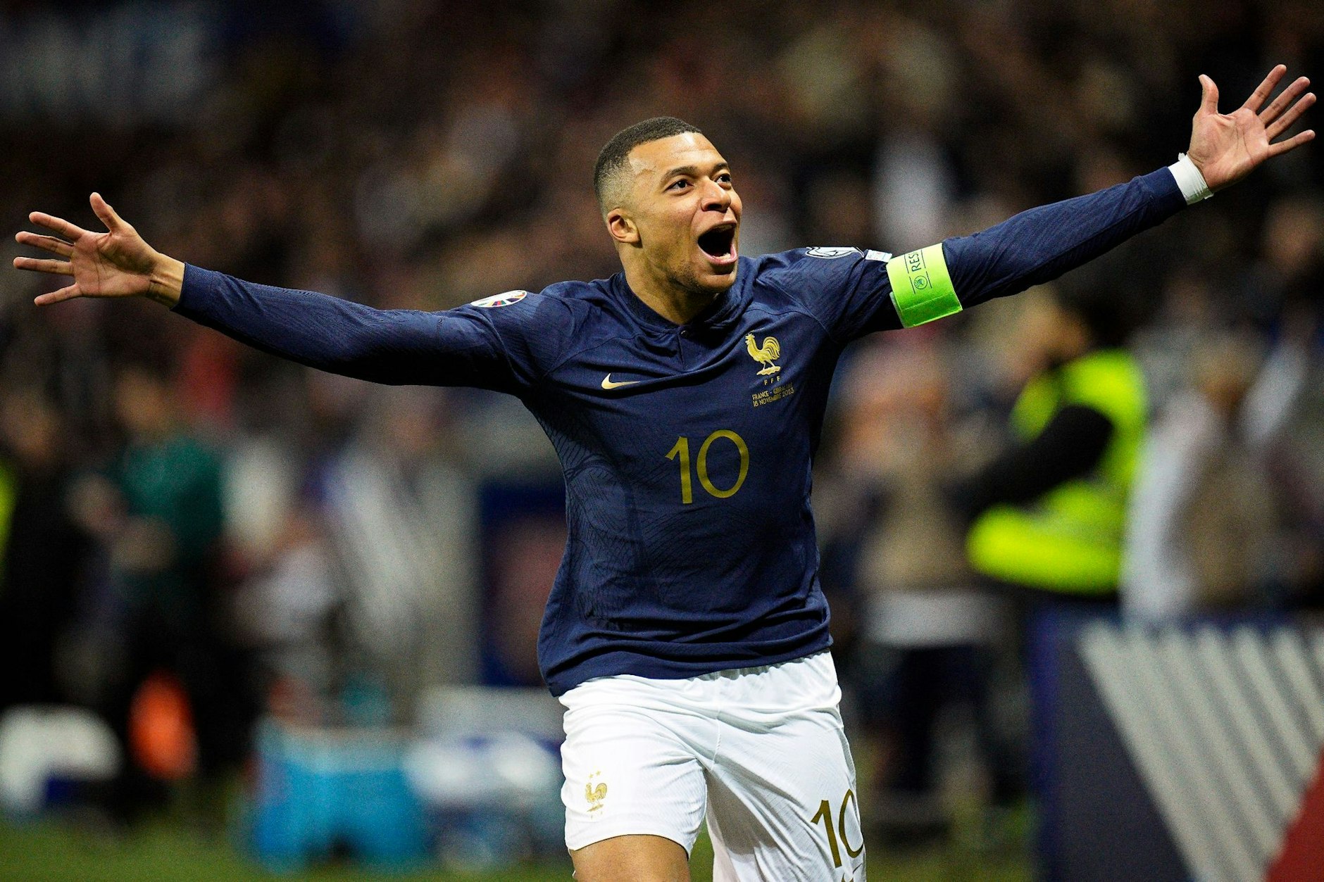 Frankreichs Superstar Kylian Mbappé jubelt über ein Tor.  