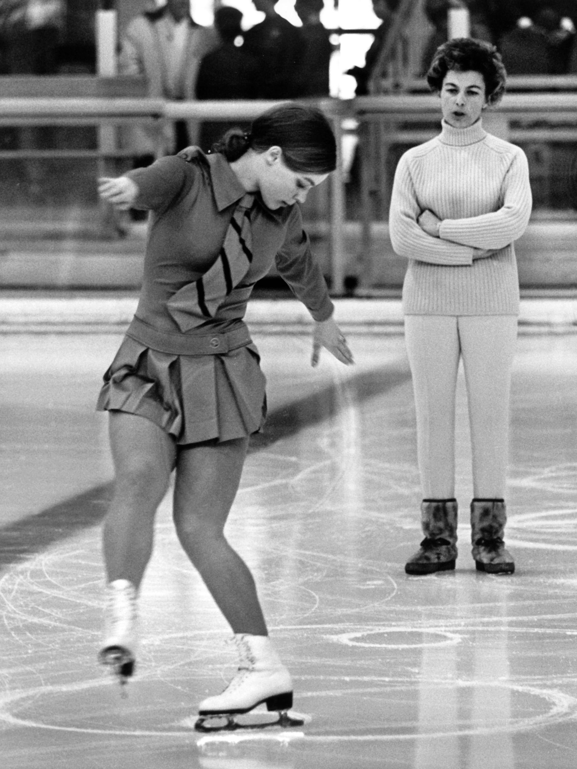 Unter den kritischen Augen ihrer Mutter und Trainerin Jutta Müller (r.) trainiert die DDR-Eiskunstäuferin Gaby Seyfert in Grenoble für den Start bei den Olympischen Winterspielen (Archivfoto vom Februar 1968).