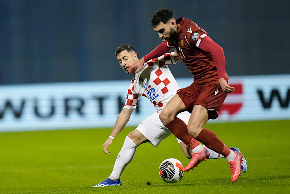 Josip Juranovic (l.) geht in einen Zweikampf mit Armeniens Nair Tiknizyan.