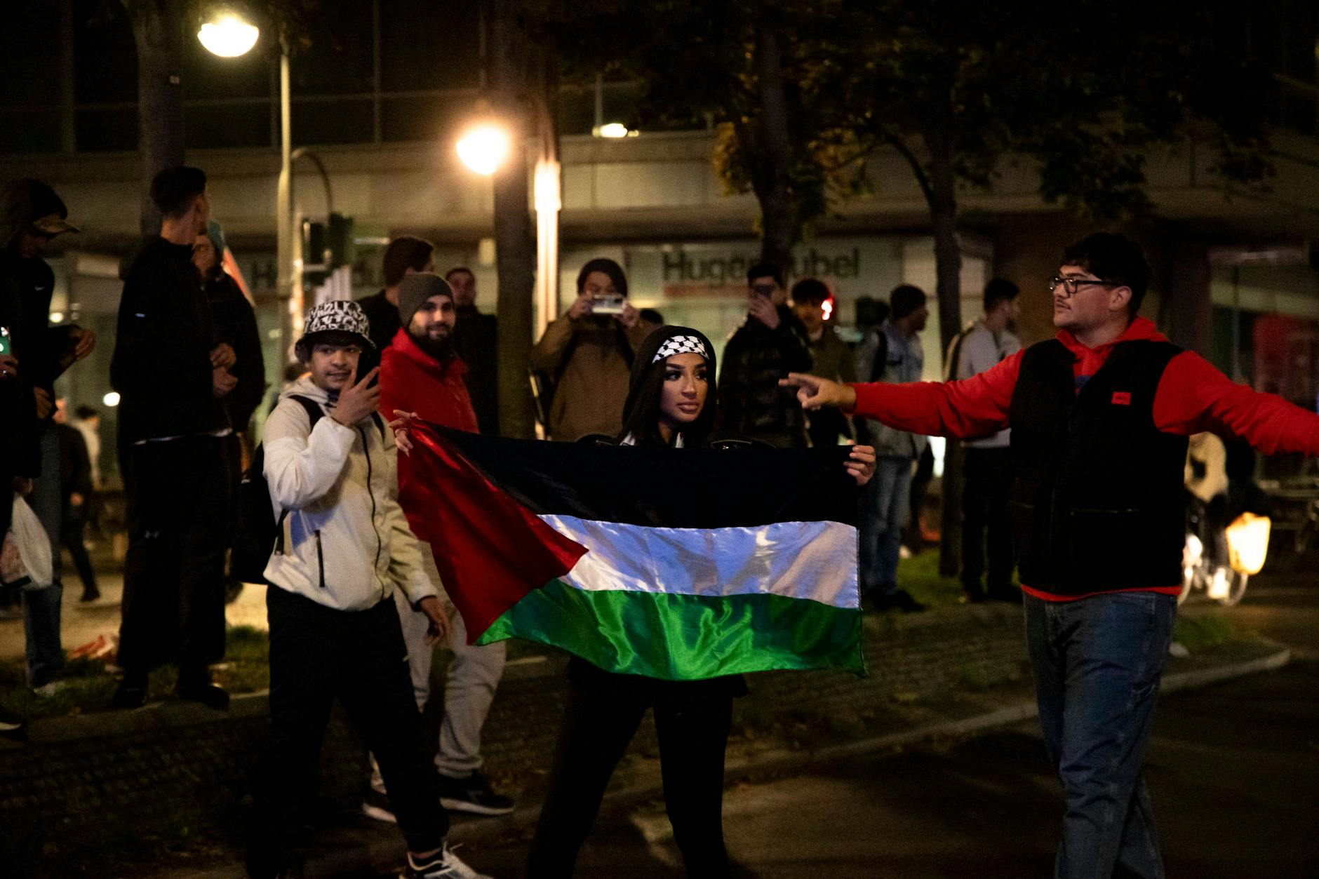 Menschen nehmen an einem pro-palästinensischen Protest in Berlin teil.