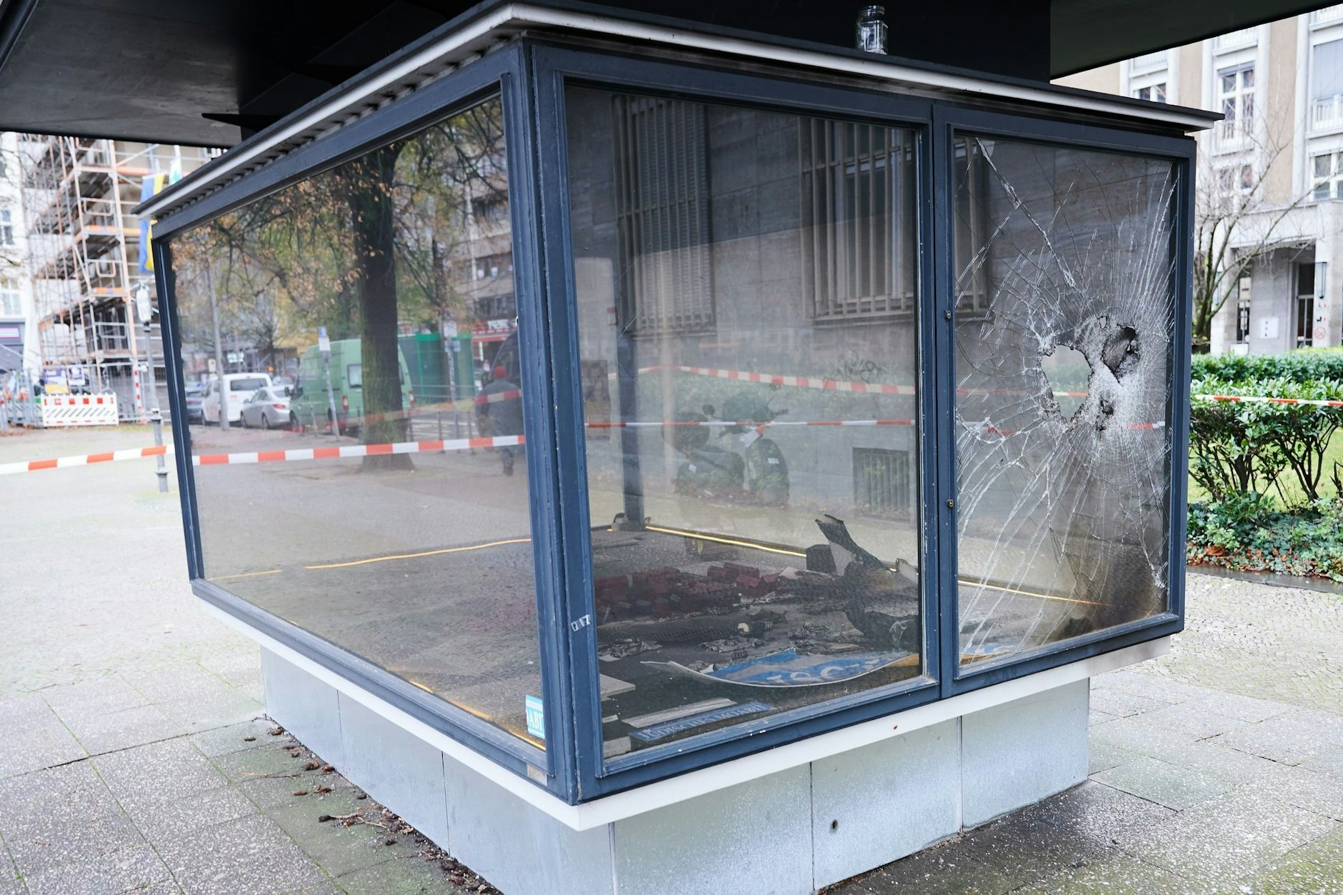 So sieht der Schaukasten nach dem Brandanschlag aus.