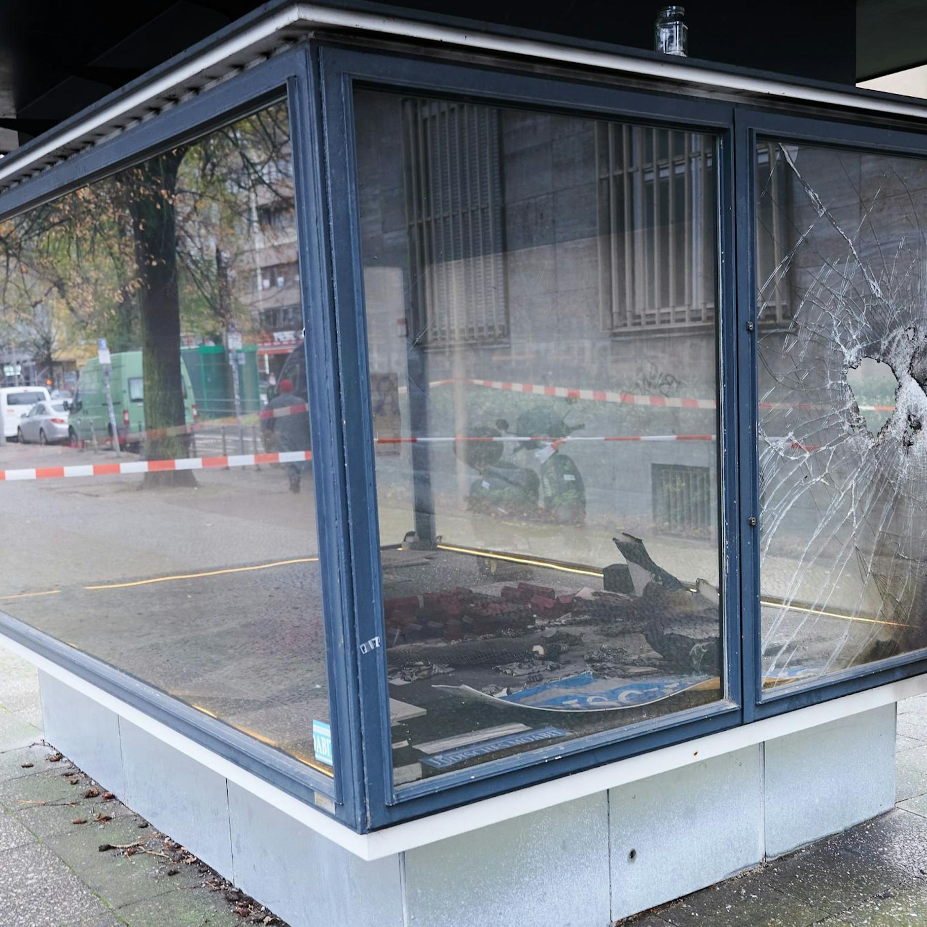 Darum bleibt Vitrine nach antisemitischem Brandanschlag zersplittert