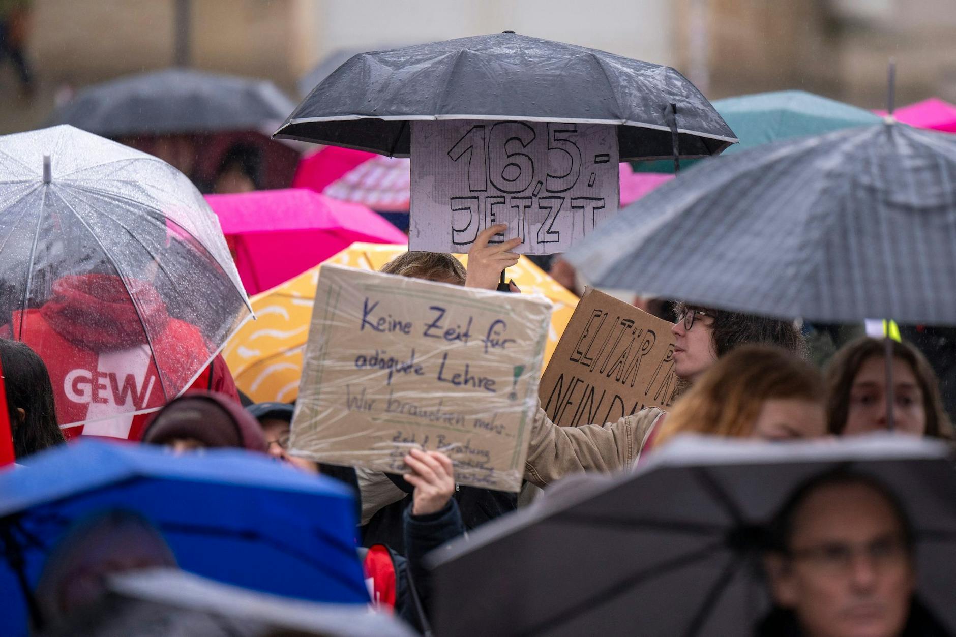 Studentische Mitarbeiter der Brandenburger Hochschulen und Forschungseinrichtungen während einer Kundgebung in Potsdam.