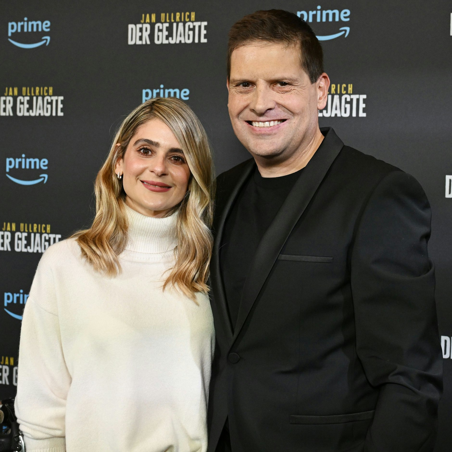 Der ehemalige Radprofi Jan Ullrich stellt in München die Dokumentation "Jan Ullrich - Der Gejagte" vor, neben ihm seine Partnerin Elizabeth Napoles.&nbsp;