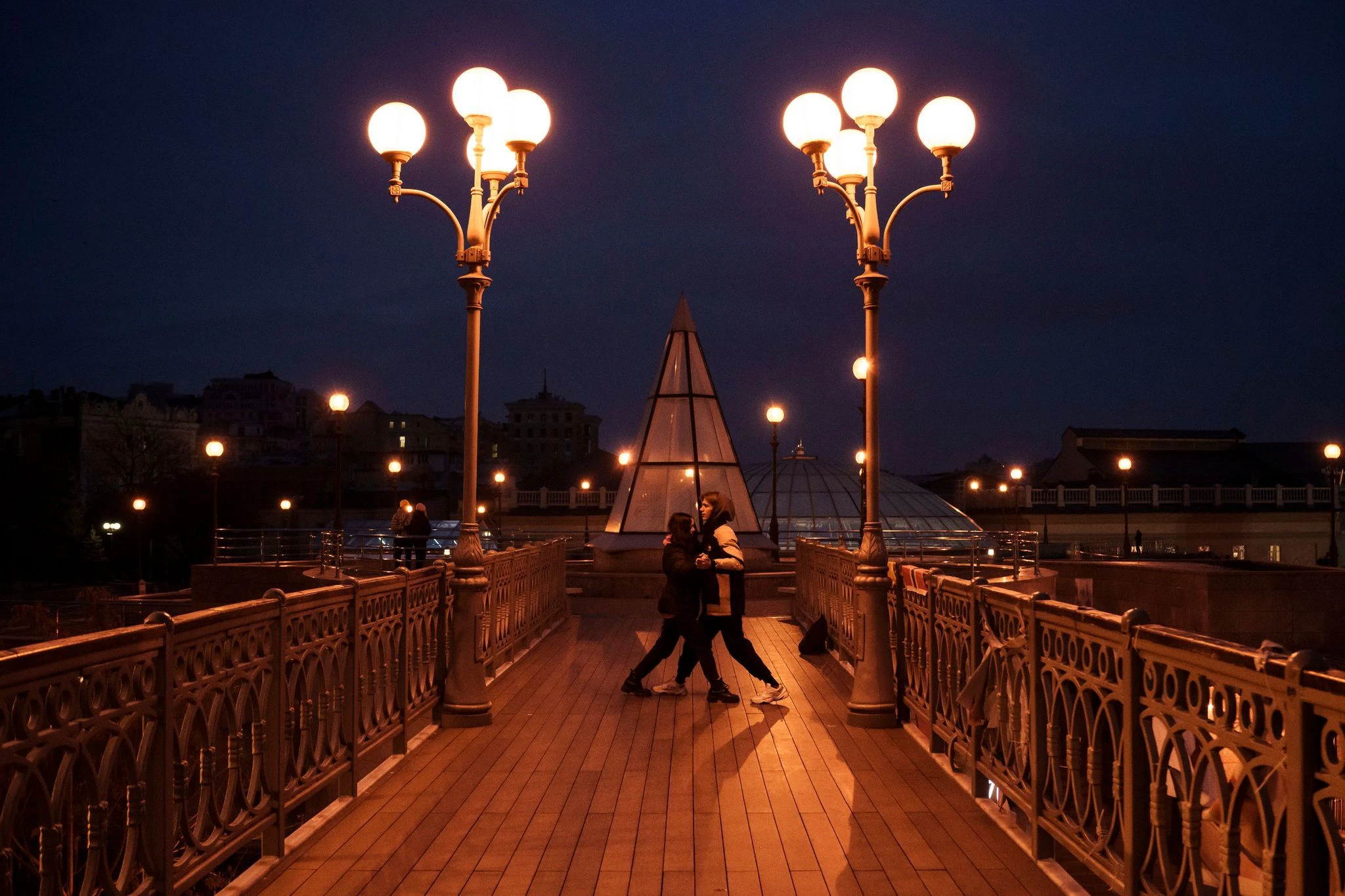 Ein Paar tanzt auf einer Fußgängerbrücke in der Nähe des Unabhängigkeitsplatzes in der ukrainischen Hauptstadt Kiew.  