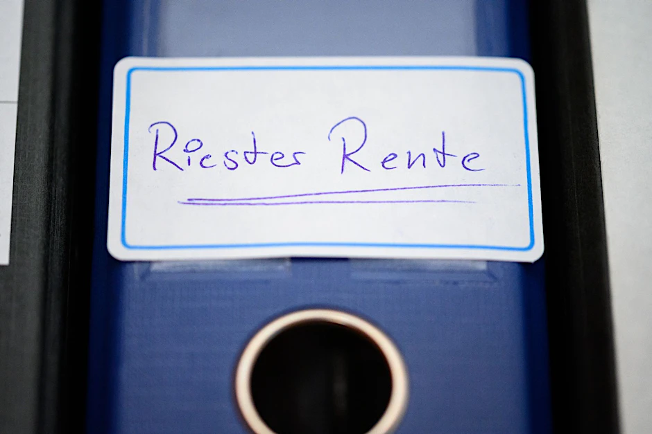 ARCHIV - Der Bundesgerichtshof hat eine Klausel über mögliche Kosten beim Riester-Vertrag für ungültig erklärt.  