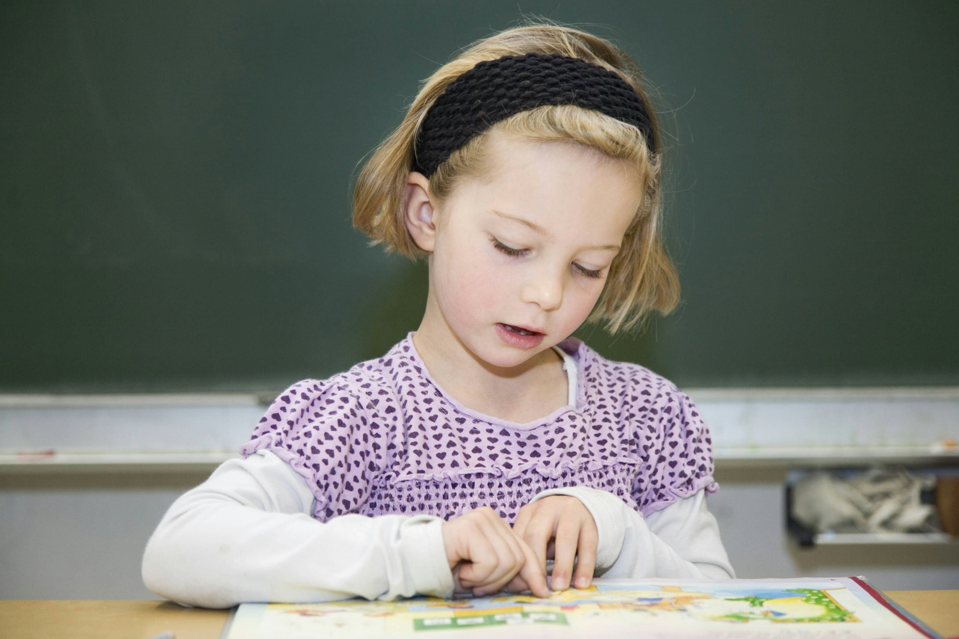 Bei einer Leseschwäche verbinden sich die Buchstaben im Gehirn nicht zu Silben. Das kostet die kleinen Leser viel Energie.