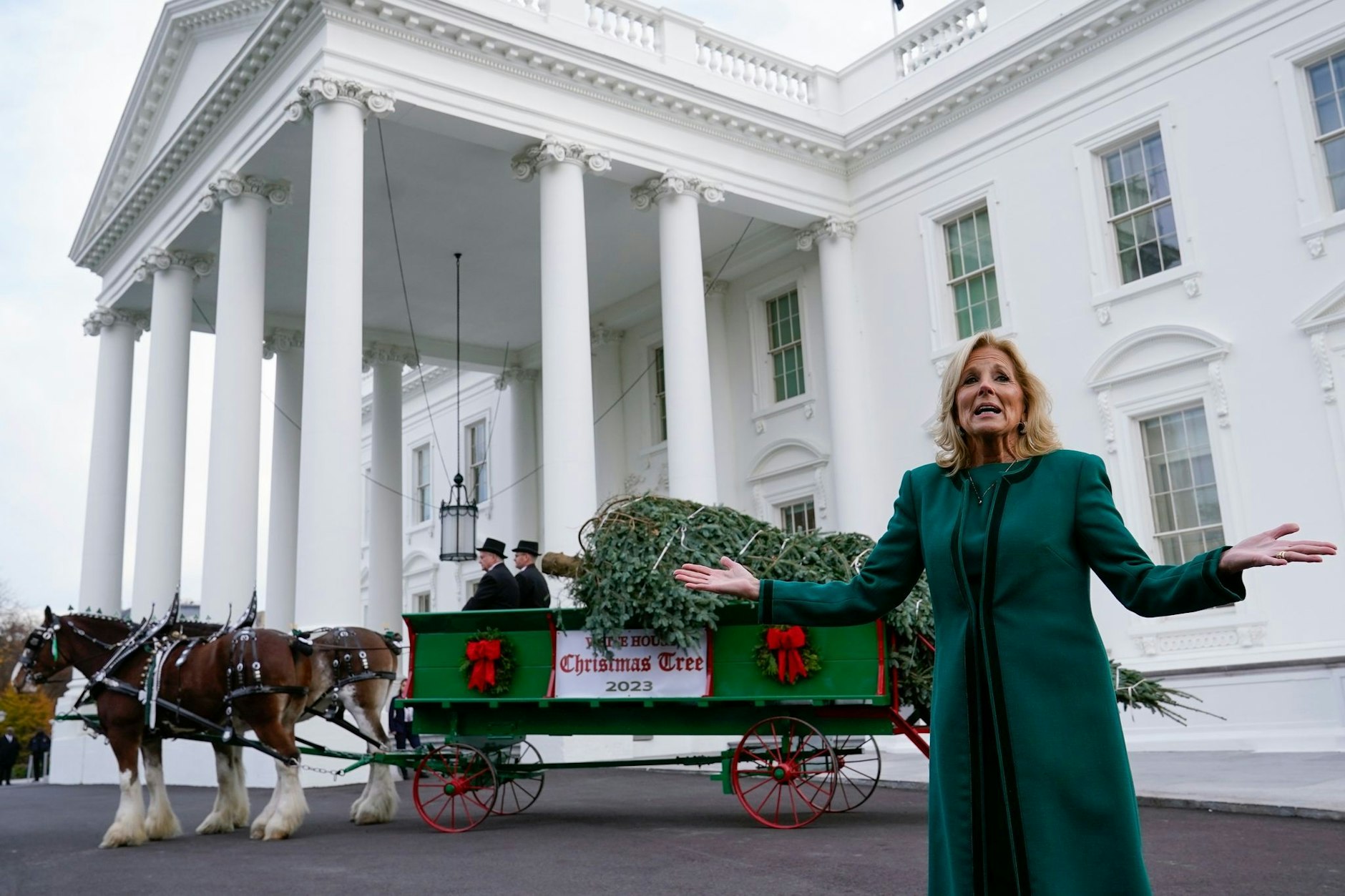 Die First Lady der USA, Jill Biden, nimmt den offiziellen Weihnachtsbaum des Weißen Hauses in Empfang.  