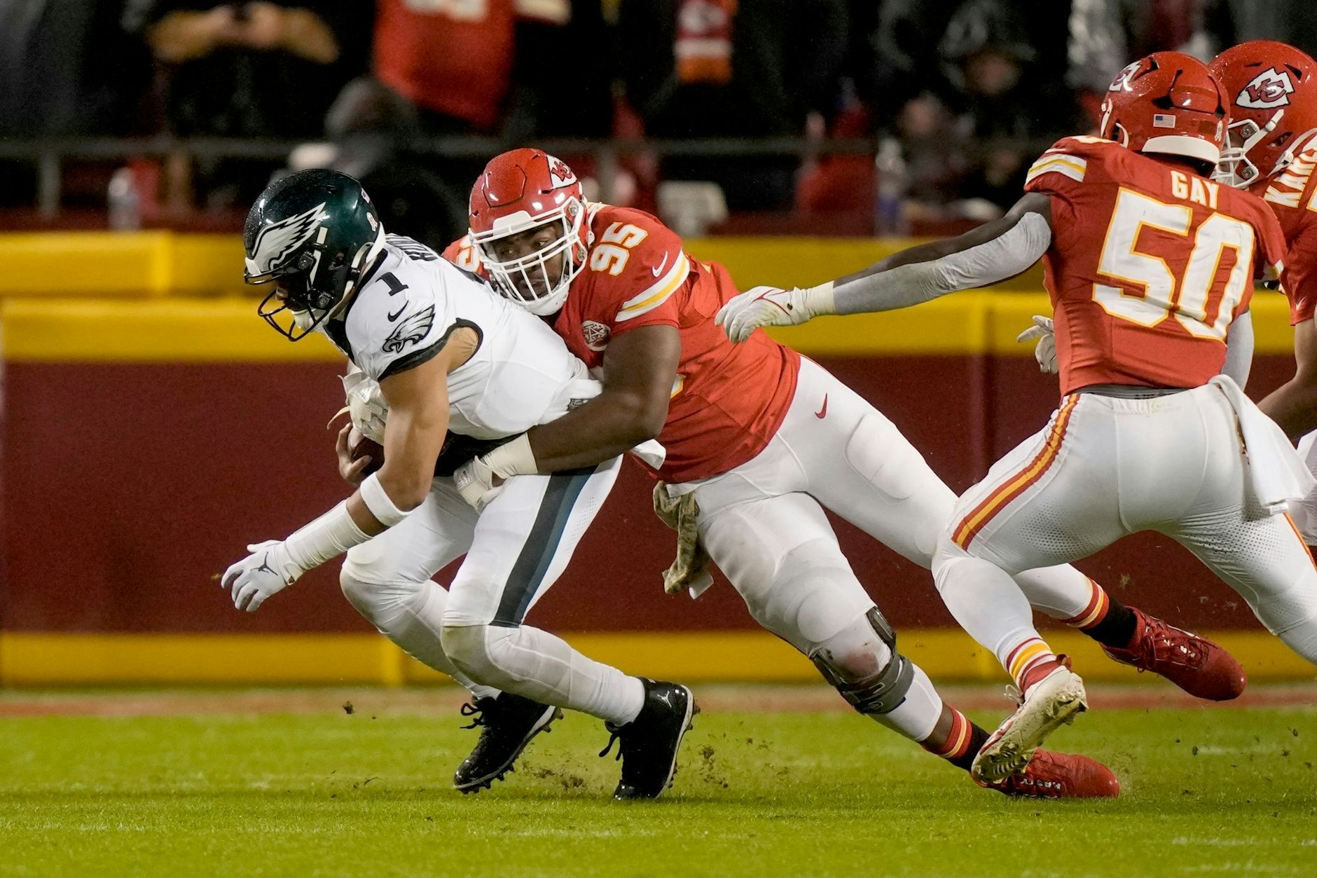 Die Philadelphia Eagles (in Weiß) haben das erste Aufeinandertreffen mit den Kansas City Chiefs seit der Niederlage im Super Bowl für sich entschieden und ihren Status als derzeit stärkstes Team der NFL gefestigt.  
