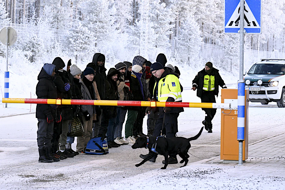 Migranten an einem finnischen Grenzübergang