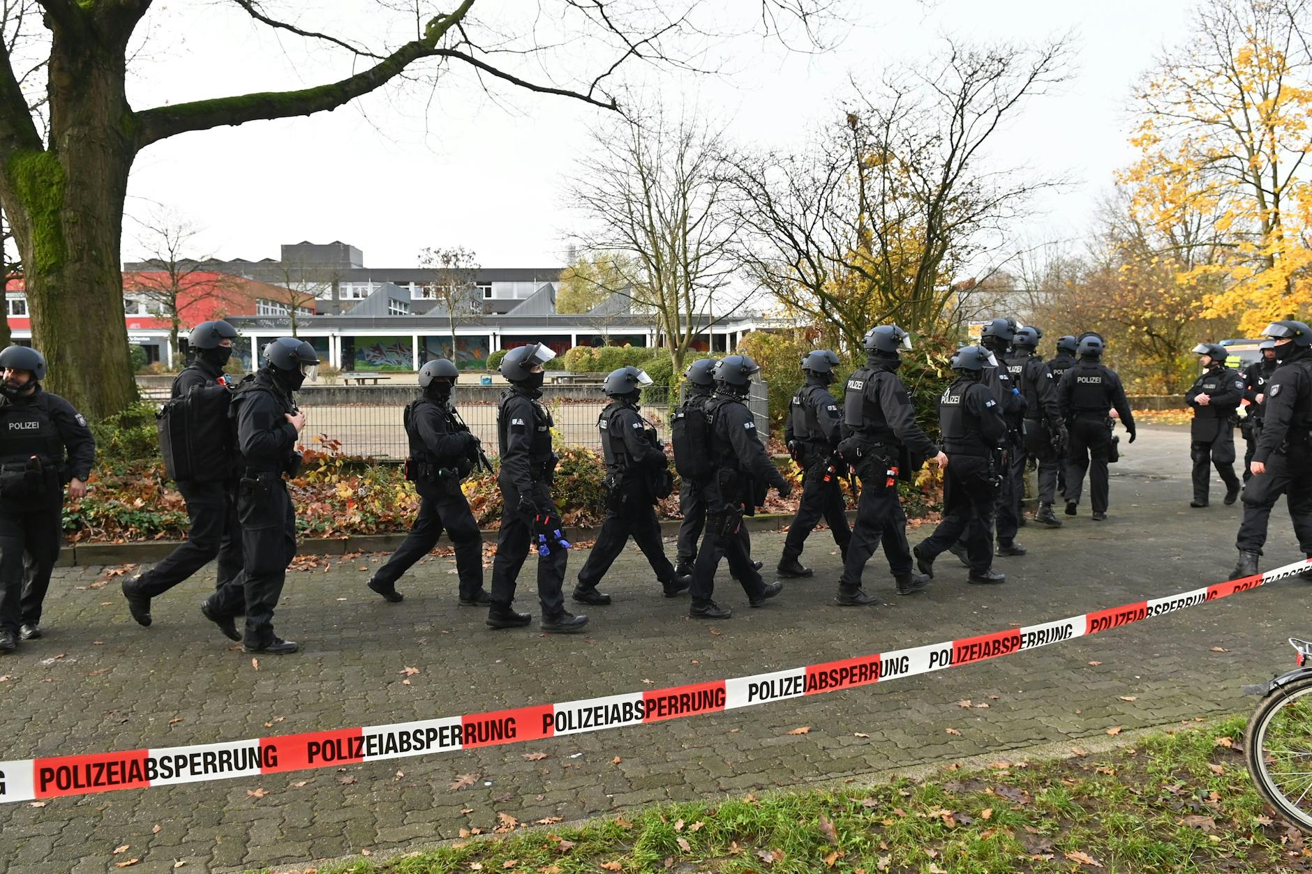Nach einem Drohanruf zu einem Amoklauf an einer Schule in Dorsten am Nordrand des Ruhrgebiets haben die Spezialkräfte das Gebäude am Mittwochmorgen durchsucht.